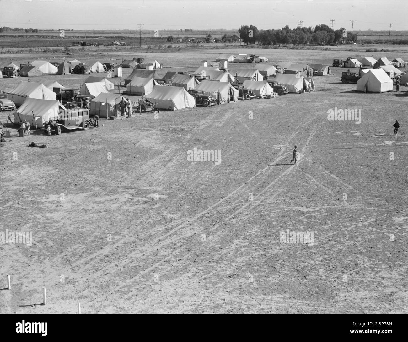 Arbeitslager für Migranten der Farm Security Administration (FSA). Calipatria, Imperial Valley, Kalifornien. 155 Migrantenfamilien im Lager. Ein Drittel hatte keine Arbeit; zwei Drittel fanden Teilzeitarbeit bei der Ernte von Frühlingserbsen und verdienten (dem Familienoberhaupt) durchschnittlich vier Dollar und zwanzig Cent pro Woche. Stockfoto