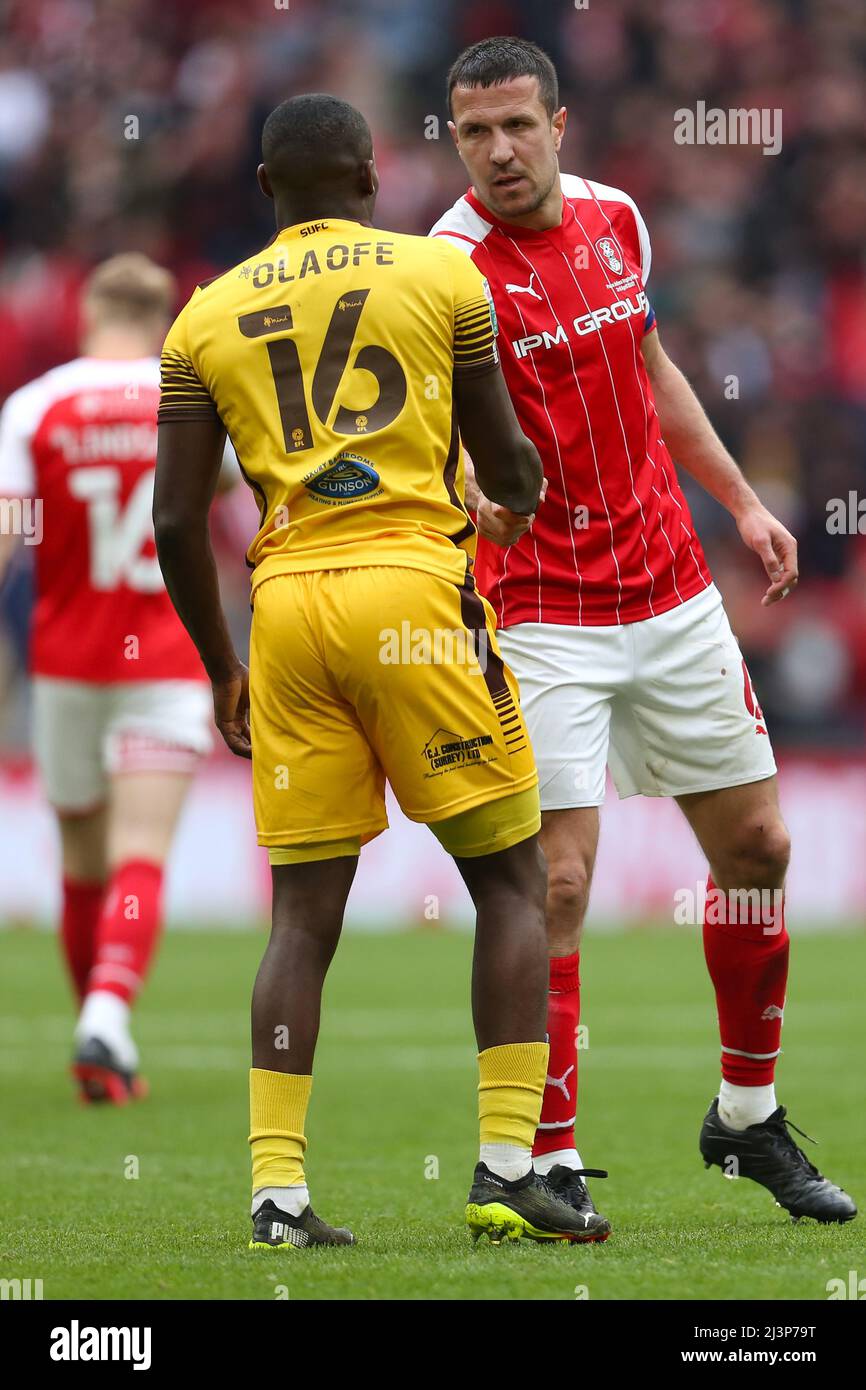 Richard Wood von Rotherham United und Isaac Olaofe von Sutton United - Rotherham United / Sutton United, EFL Papa Johns Trophy Final, Wembley Stadium, London, Großbritannien - 3.. April 2022 nur zur redaktionellen Verwendung – es gelten die Einschränkungen von DataCo Stockfoto