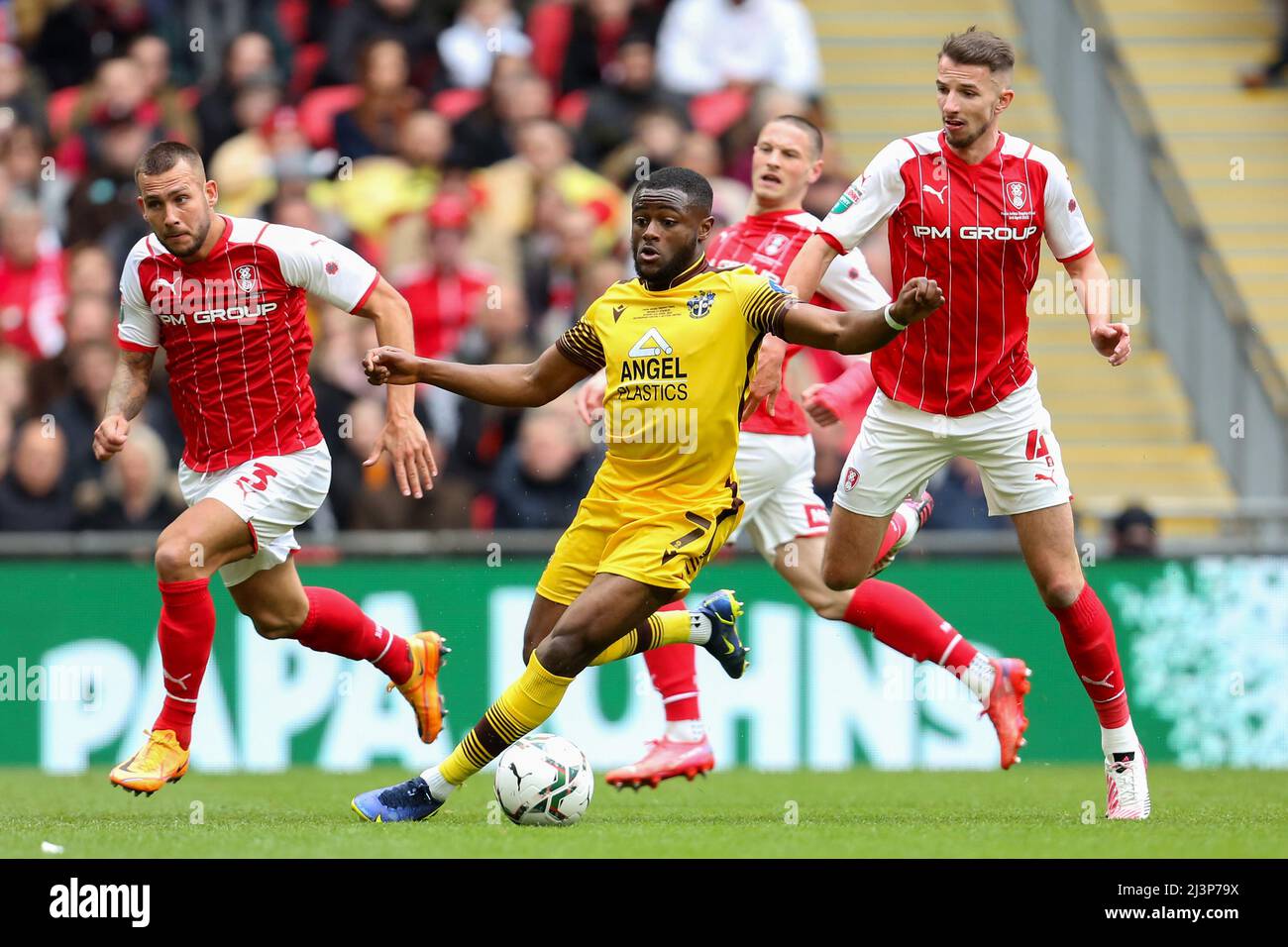 David Ajiboye von Sutton United in Aktion mit Dan Barlaser und Joe Mattock von Rotherham United - Rotherham United / Sutton United, EFL Papa Johns Trophy Final, Wembley Stadium, London, Großbritannien - 3.. April 2022 nur zur redaktionellen Verwendung – es gelten die Einschränkungen von DataCo Stockfoto