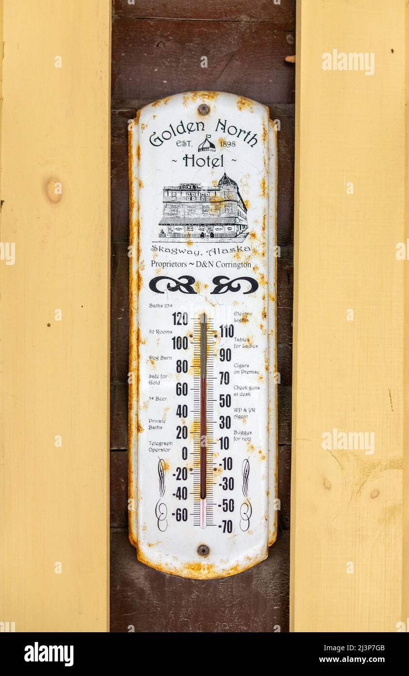 Golden North Hotel Antikes Historisches Thermometer Vor Dem Hotel Skagway Alaska Stockfoto