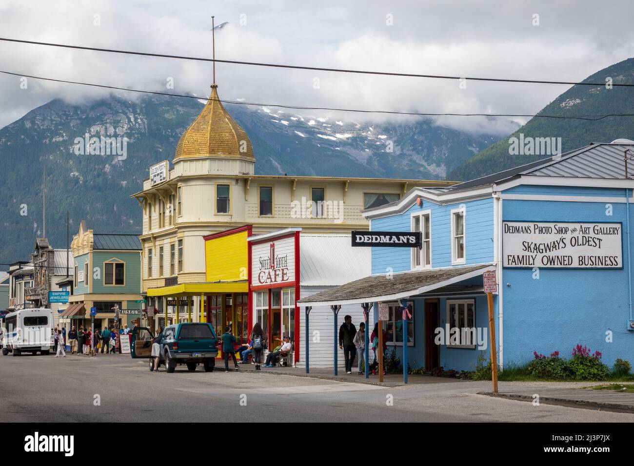 Zu den Geschäften am Broadway in Skagway Alaska gehören das Sweet Tooth Cafe und die historischen Gebäude des Golden North Hotels Stockfoto