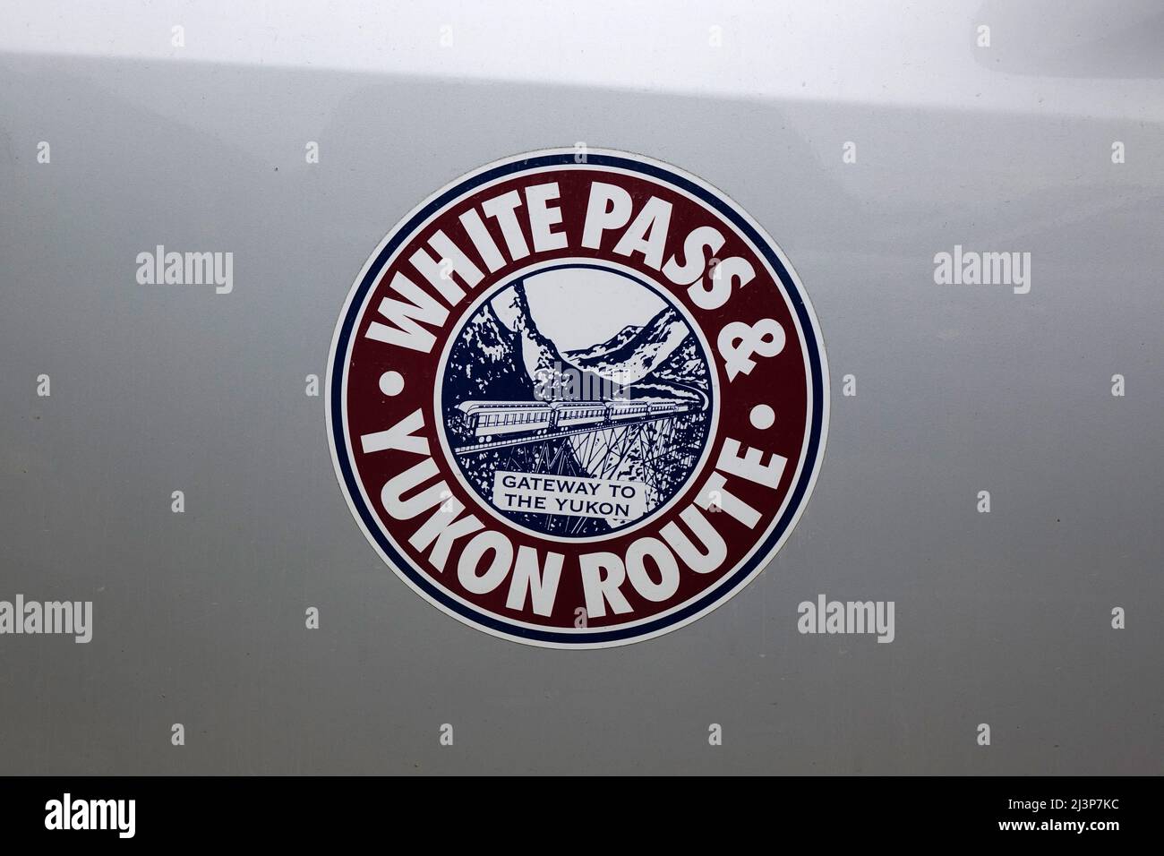 White Pass und Yukon Route Train Trip Logo Alaskan Railway Sightseeing Tour das Logo befindet sich auf Einer Autotür in Skagway, Alaska, Narrow Gauge Railway Stockfoto