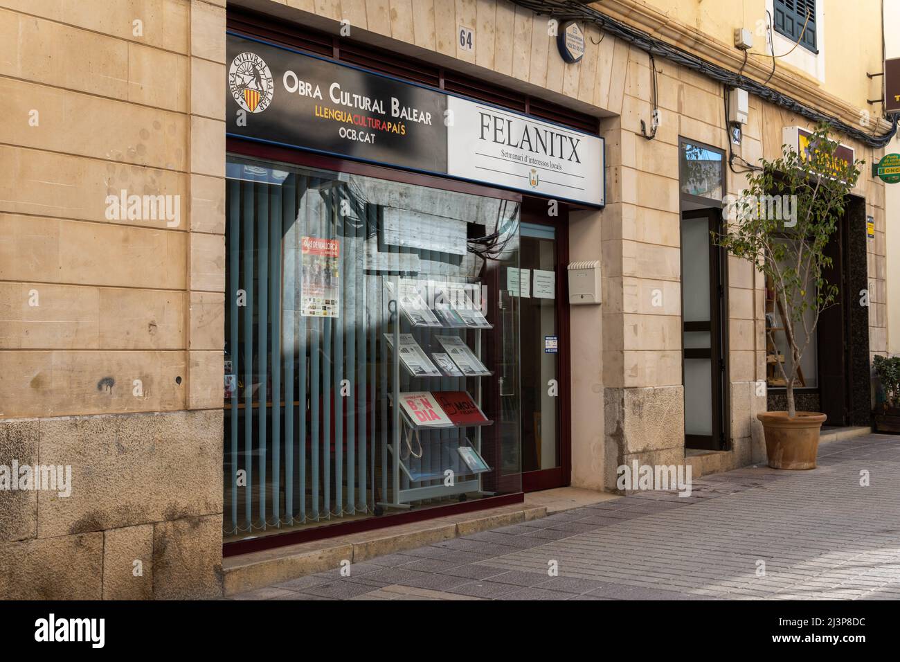 Felanitx, Spanien; april 07 2022: Hauptfassade des Hauptsitzes von Obra Cultural Balear, in der mallorquinischen Stadt Felanitx, Spanien Stockfoto