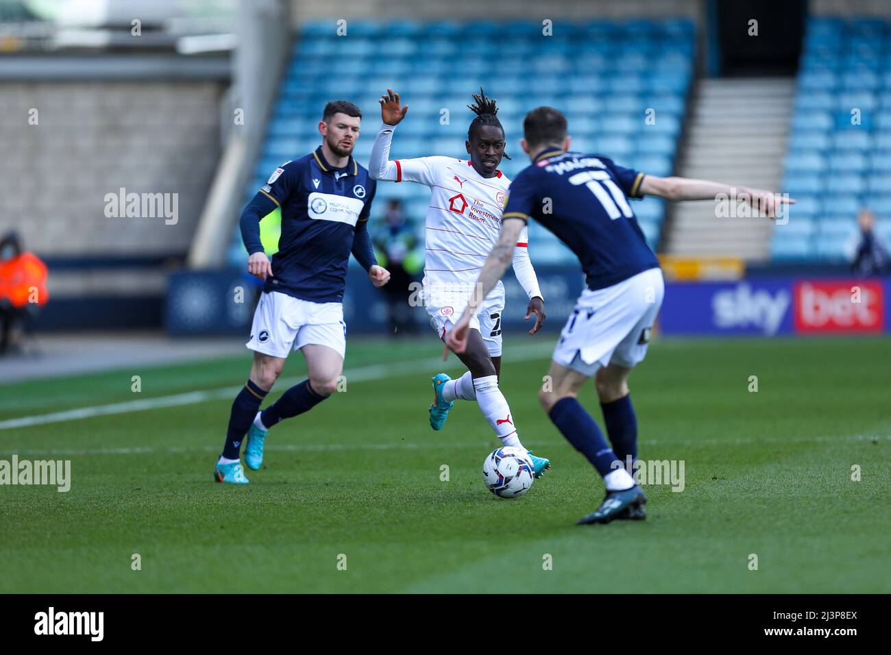 The Den, Millwall, London, Großbritannien. 9. April 2022. Championship Football, Millwall versus Barsley: Domingos Quina of Barsley Credit: Action Plus Sports/Alamy Live News Stockfoto