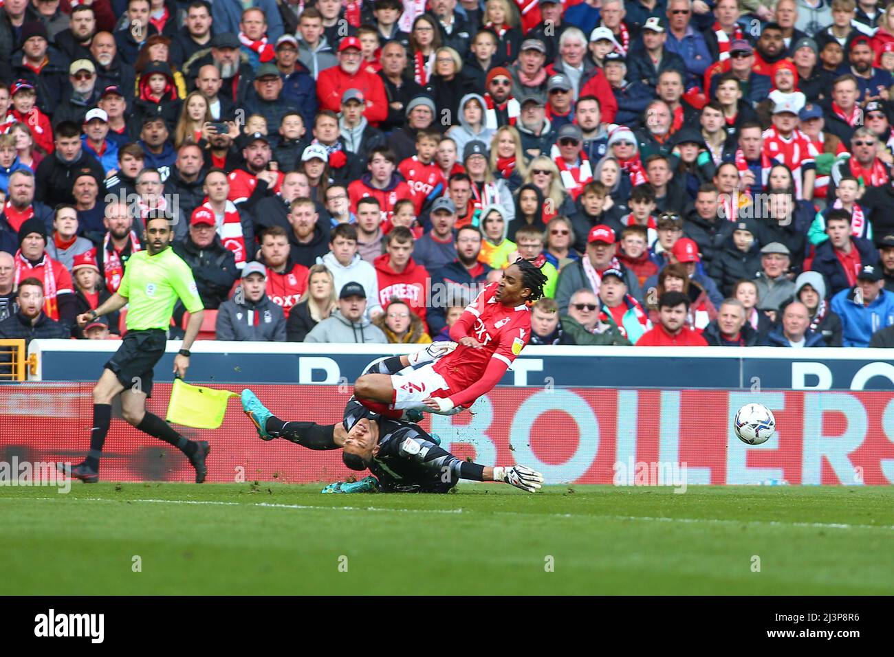 Nottingham, Großbritannien. 09. April 2022. Neil Etheridge #1 aus Birmingham City wird bewusstlos, nachdem er am 4/9/2022 mit Djed Spence #2 aus Nottingham Forest in Nottingham, Großbritannien, zusammengestoßen ist. (Foto von Ritchie Sumpter/News Images/Sipa USA) Quelle: SIPA USA/Alamy Live News Stockfoto