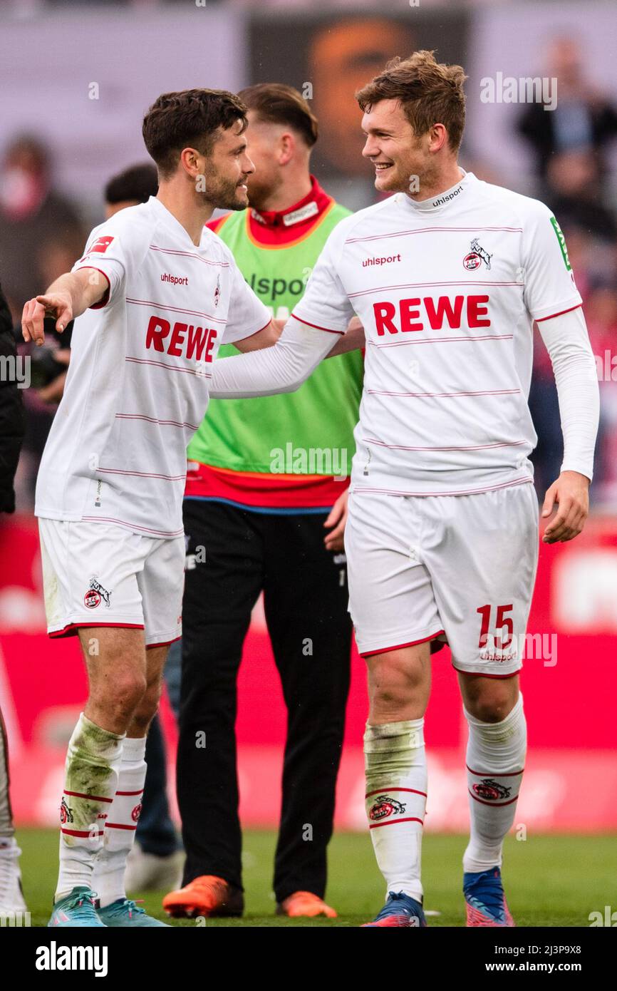 Köln, Deutschland. 09. April 2022. Fußball: Bundesliga, 1. FC Köln - FSV Mainz 05, Matchday 29, RheinEnergieStadion. Die Kölner Jonas Hector (l.) und Luca Kilian feiern nach dem Spiel. Quelle: Marius Becker/dpa - WICHTIGER HINWEIS: Gemäß den Anforderungen der DFL Deutsche Fußball Liga und des DFB Deutscher Fußball-Bund ist es untersagt, im Stadion und/oder vom Spiel aufgenommene Fotos in Form von Sequenzbildern und/oder videoähnlichen Fotoserien zu verwenden oder zu verwenden./dpa/Alamy Live News Stockfoto