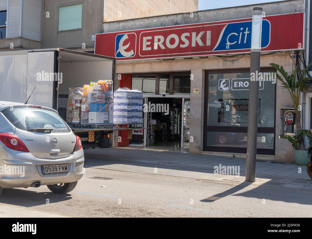 Felanitx, Spanien; april 07 2022: Haupteingang des Supermarkts Eroski City, mit Entladen eines Food Delivery Trucks. Felanitx, Insel Mallorca, Spai Stockfoto