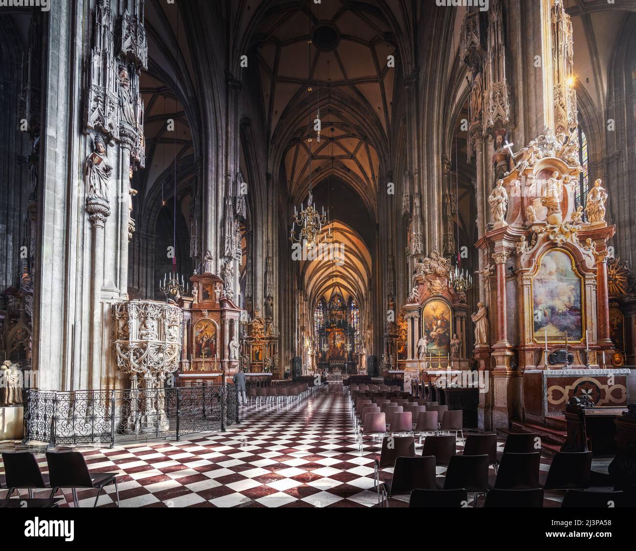 Innenansicht des Stephansdoms - Wien, Österreich Stockfoto