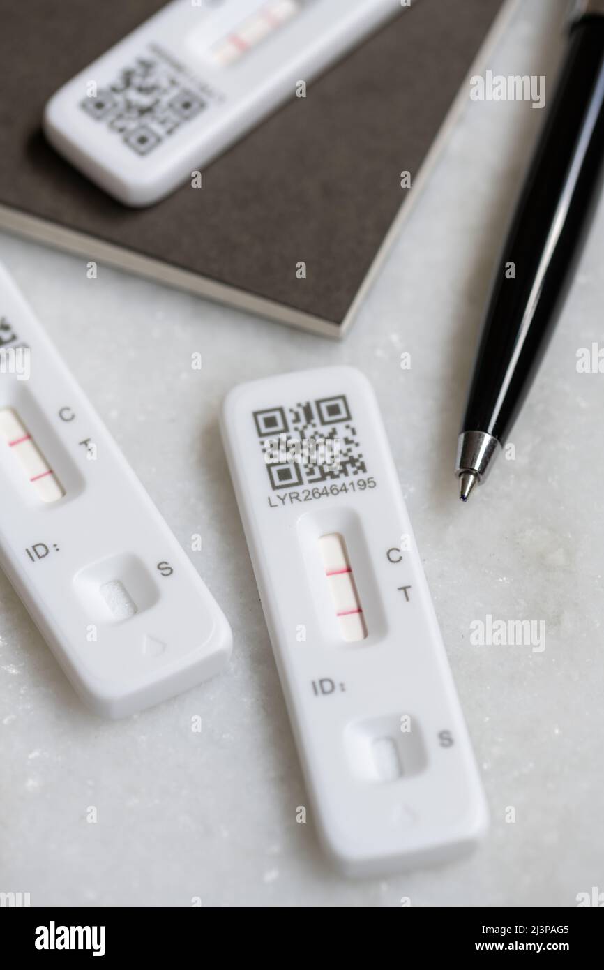 Selbst- oder selbst verabreichte laterale Schnellflusstests (Rapid lateral flow Tests, LFT) für COVID-19 Coronavirus, sowohl positiv als auch negativ Stockfoto