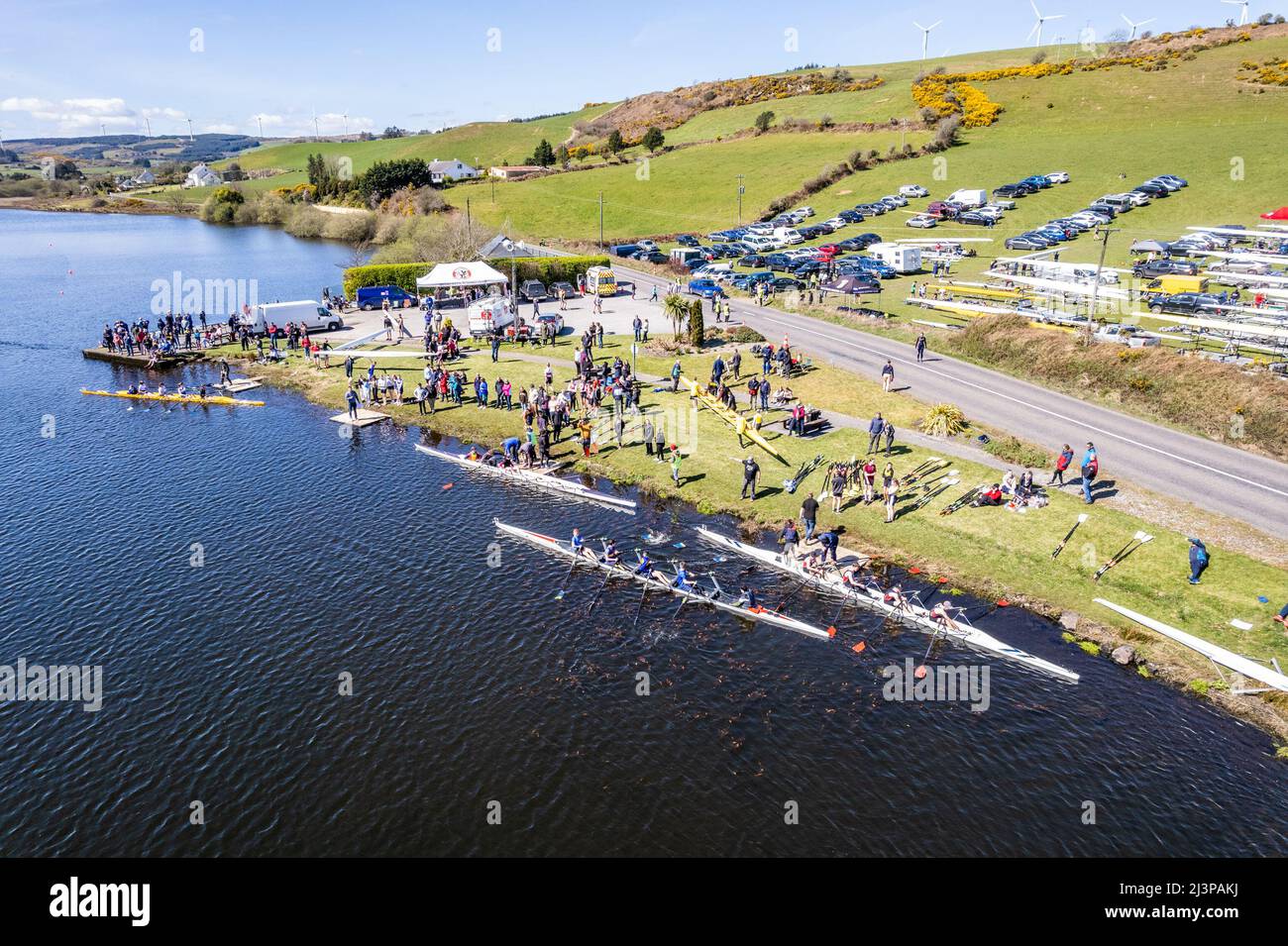 Drinagh, West Cork, Irland. 9. April 2022. Skibbereen Rowing Club veranstaltete heute eine Regatta 1km auf dem Drinagh See. An einem sehr sonnigen und warmen Tag besuchten Clubs aus ganz Münster. Es gab eine riesige Teilnahme an der Regatta. Quelle: AG News/Alamy Live News Stockfoto