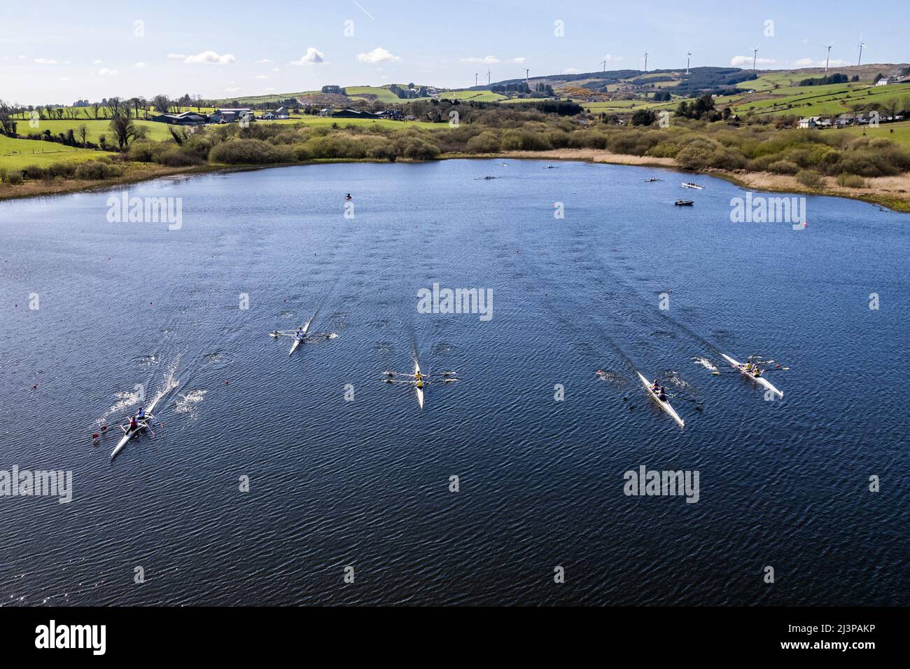 Drinagh, West Cork, Irland. 9. April 2022. Skibbereen Rowing Club veranstaltete heute eine Regatta 1km auf dem Drinagh See. An einem sehr sonnigen und warmen Tag besuchten Clubs aus ganz Münster. Das Rennen war den ganzen Tag über sehr eng. Quelle: AG News/Alamy Live News Stockfoto