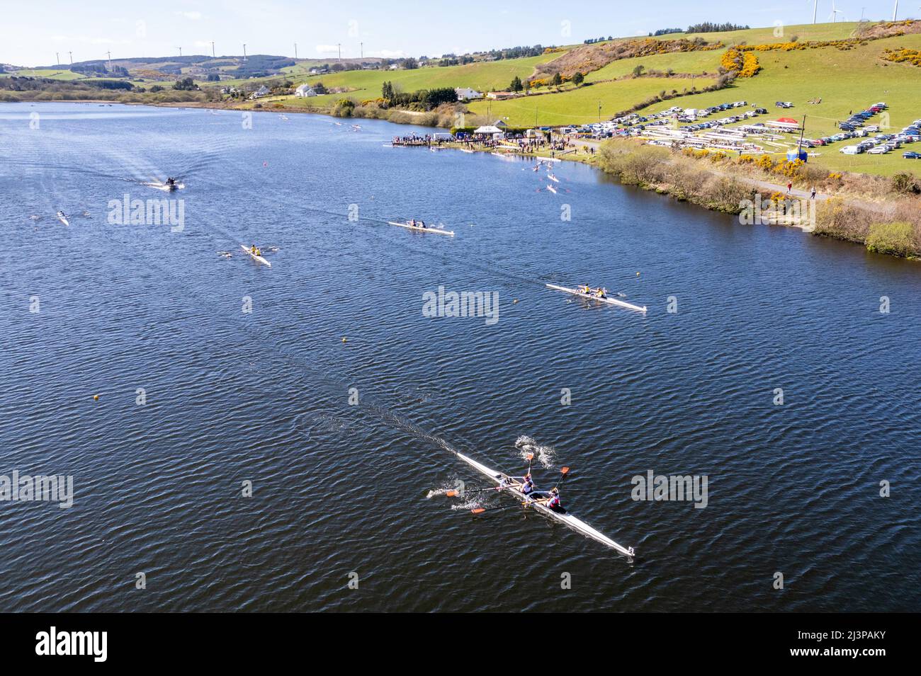 Drinagh, West Cork, Irland. 9. April 2022. Skibbereen Rowing Club veranstaltete heute eine Regatta 1km auf dem Drinagh See. An einem sehr sonnigen und warmen Tag besuchten Clubs aus ganz Münster. Das Rennen war den ganzen Tag über sehr eng. Quelle: AG News/Alamy Live News Stockfoto