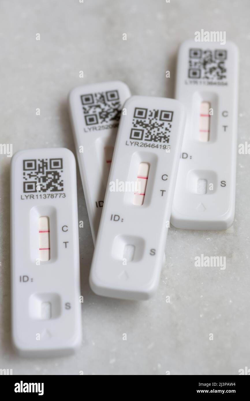 Selbst- oder selbst verabreichte laterale Schnellflusstests (Rapid lateral flow Tests, LFT) für COVID-19 Coronavirus, positiv Stockfoto