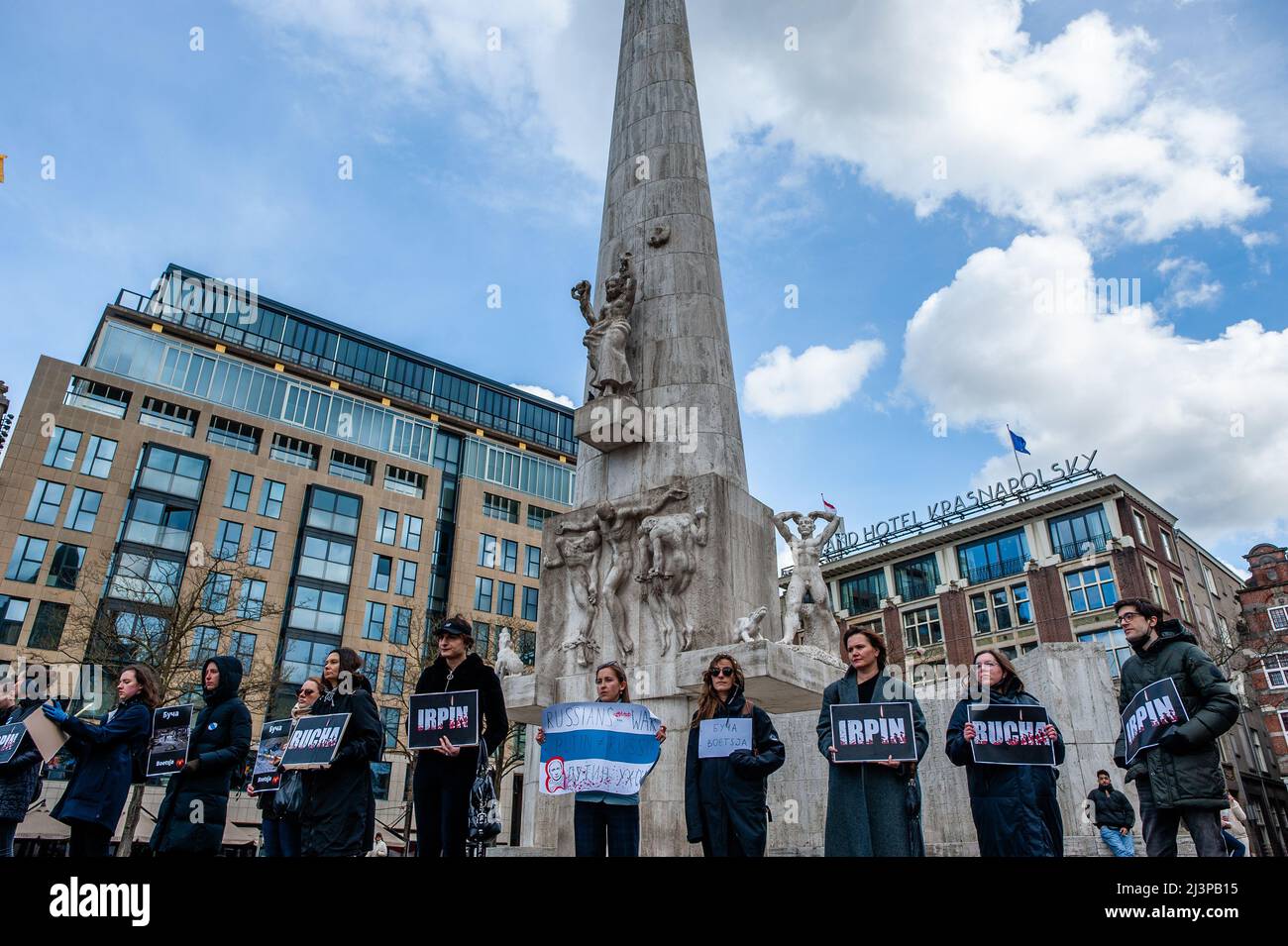 Auf dem Dam-Platz sind Menschen in schwarzer Kleidung mit Plakaten mit den Namen der ukrainischen Städte zu sehen, die von der russischen Armee angegriffen wurden. Nach den schrecklichen Ereignissen, die sich diese Woche in Bucha (Ukraine) ereigneten, organisierte die russische Gemeinschaft in den Niederlanden eine Mahnwache, um an die Opfer der Gräueltaten der Russischen Föderation zu erinnern. Am Dam-Platz versammelten sich Menschen in schwarzen Kleidern und mit Plakaten mit den Namen der ukrainischen Städte, die von der russischen Armee angegriffen wurden. Die Veranstaltung war eine stille Traueraktion ohne Ankündigungen oder Reden. Stockfoto