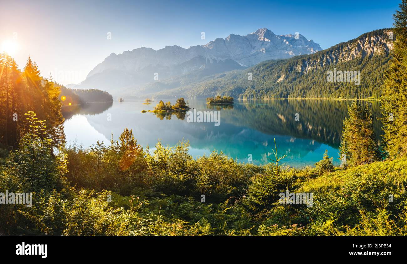 Blick auf die Inseln und türkisblaues Wasser am Eibsee am Fuße des Mt. Zugspitze. Morgen Szene. Lage berühmten Resort Garmisch-Partenkirchen, Bav Stockfoto