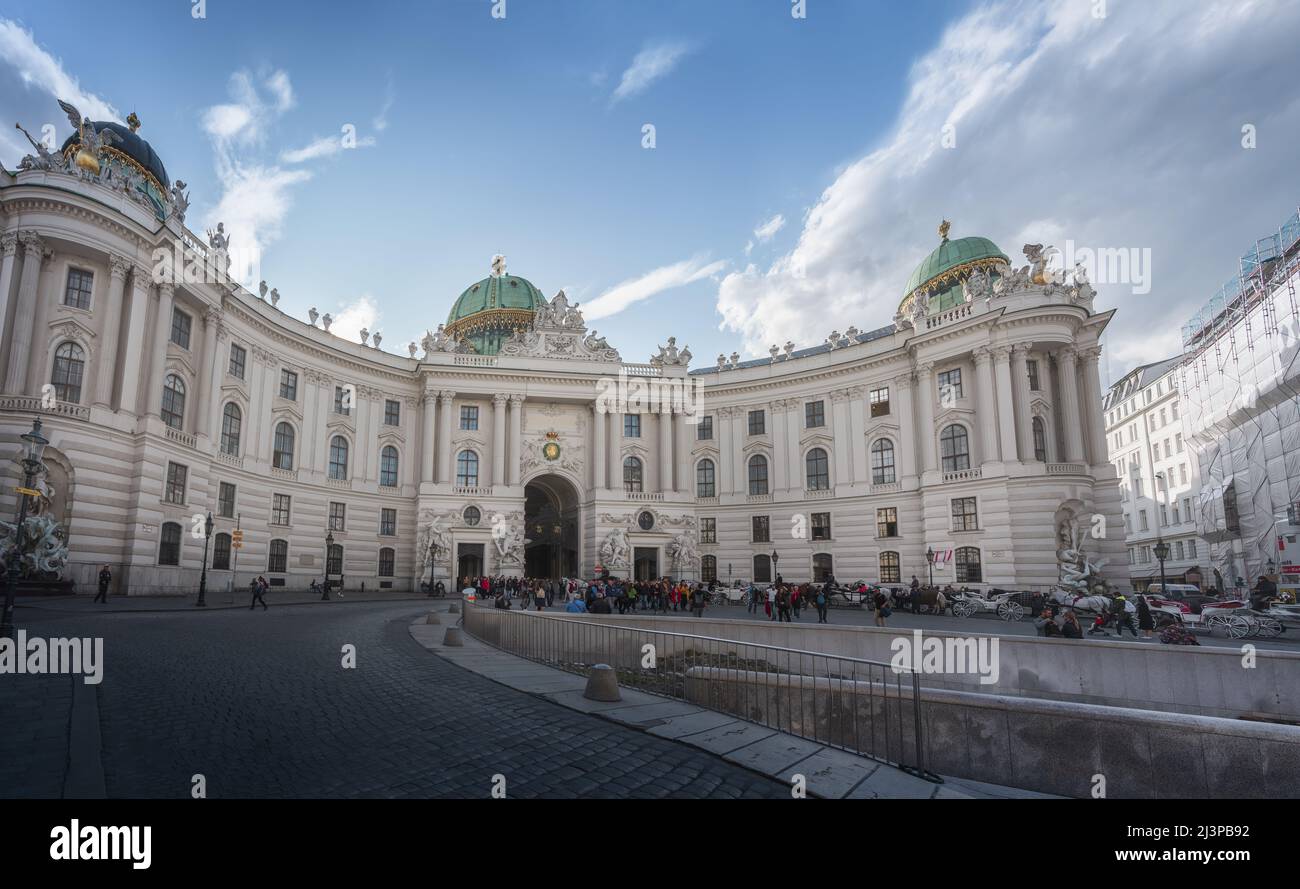 Panoramablick auf den St. Michaels-Flügel der Hofburg am Michaelerplatz - Wien, Österreich Stockfoto