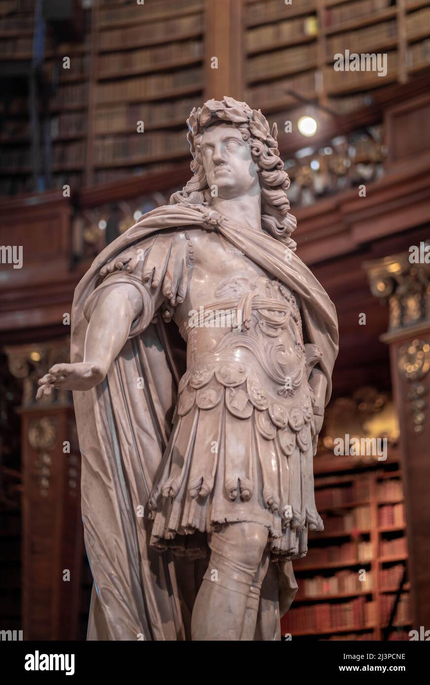 Kaiser Karl VI. Statue im Staatssaal der Österreichischen Nationalbibliothek - Wien, Österreich Stockfoto