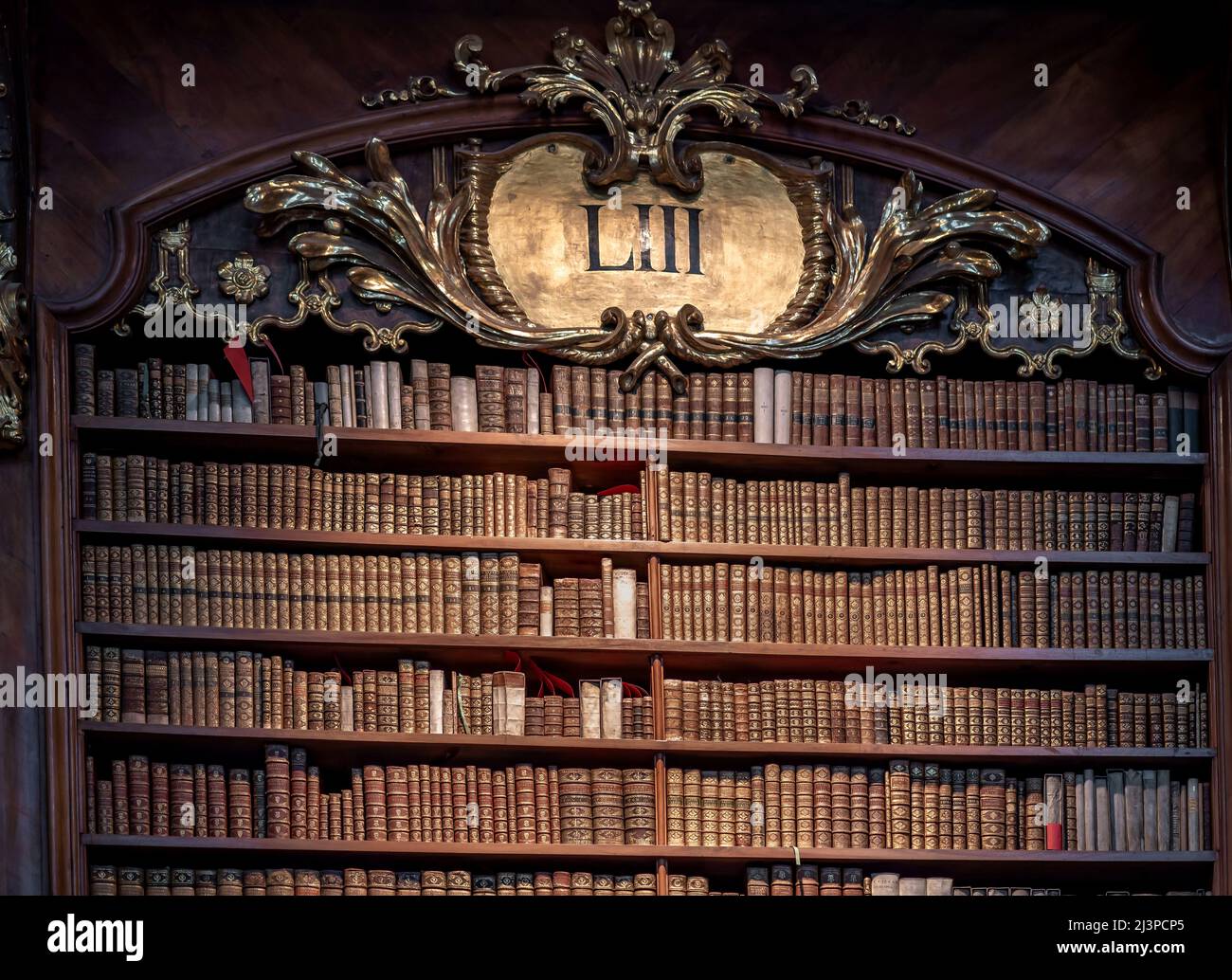 Bücherregal und alte Bücher im Staatssaal der Österreichischen Nationalbibliothek - Wien, Österreich Stockfoto