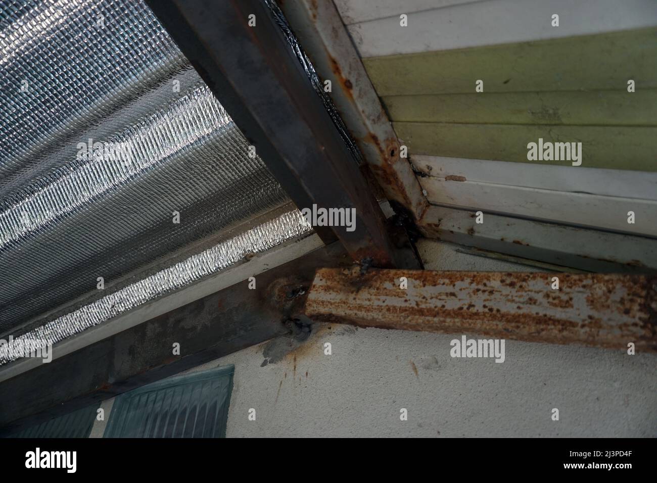 Schau dir die alte Eisentür vor meinem Haus an Stockfoto