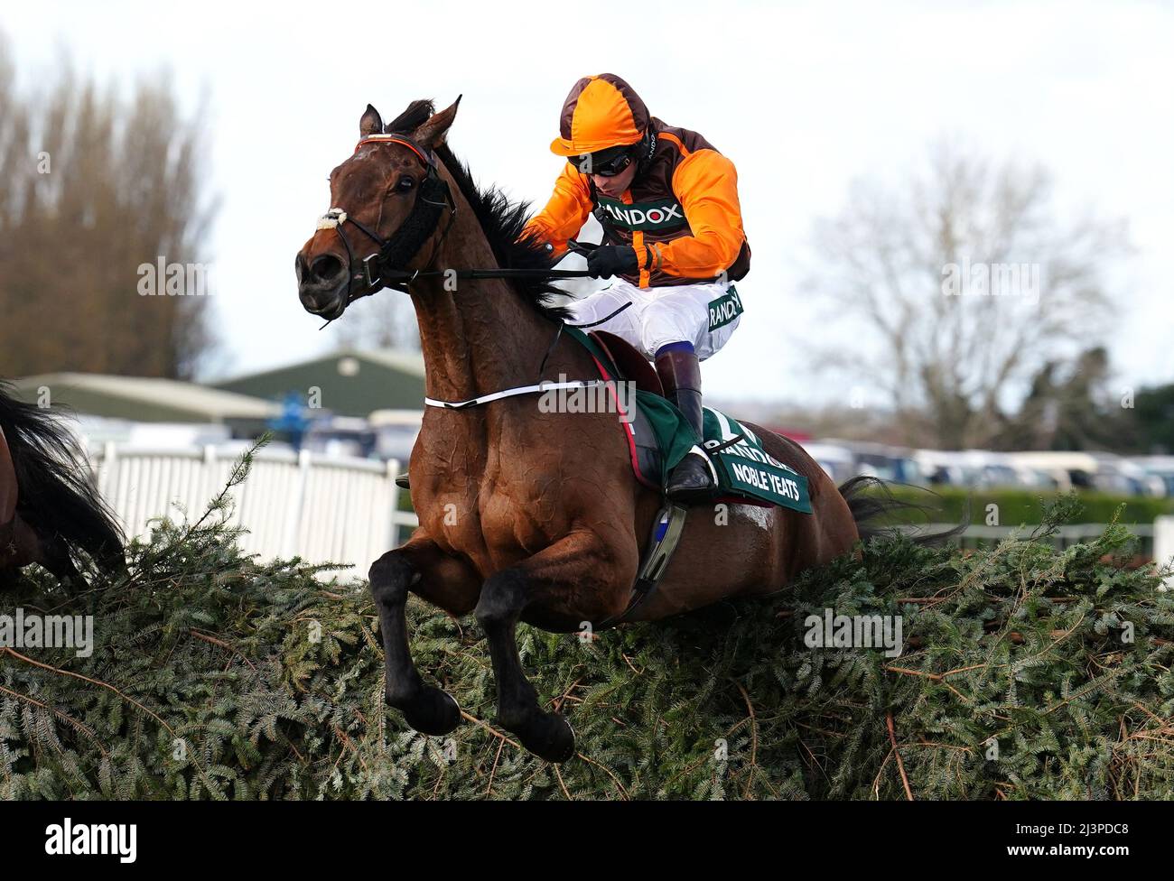 Noble Yeats von Sam Waley-Cohen auf dem Weg zum Gewinn der Randox Grand National Handicap Chase während des Grand National Day des Randox Health Grand National Festival 2022 auf der Aintree Racecourse, Liverpool. Bilddatum: Samstag, 9. April 2022. Stockfoto