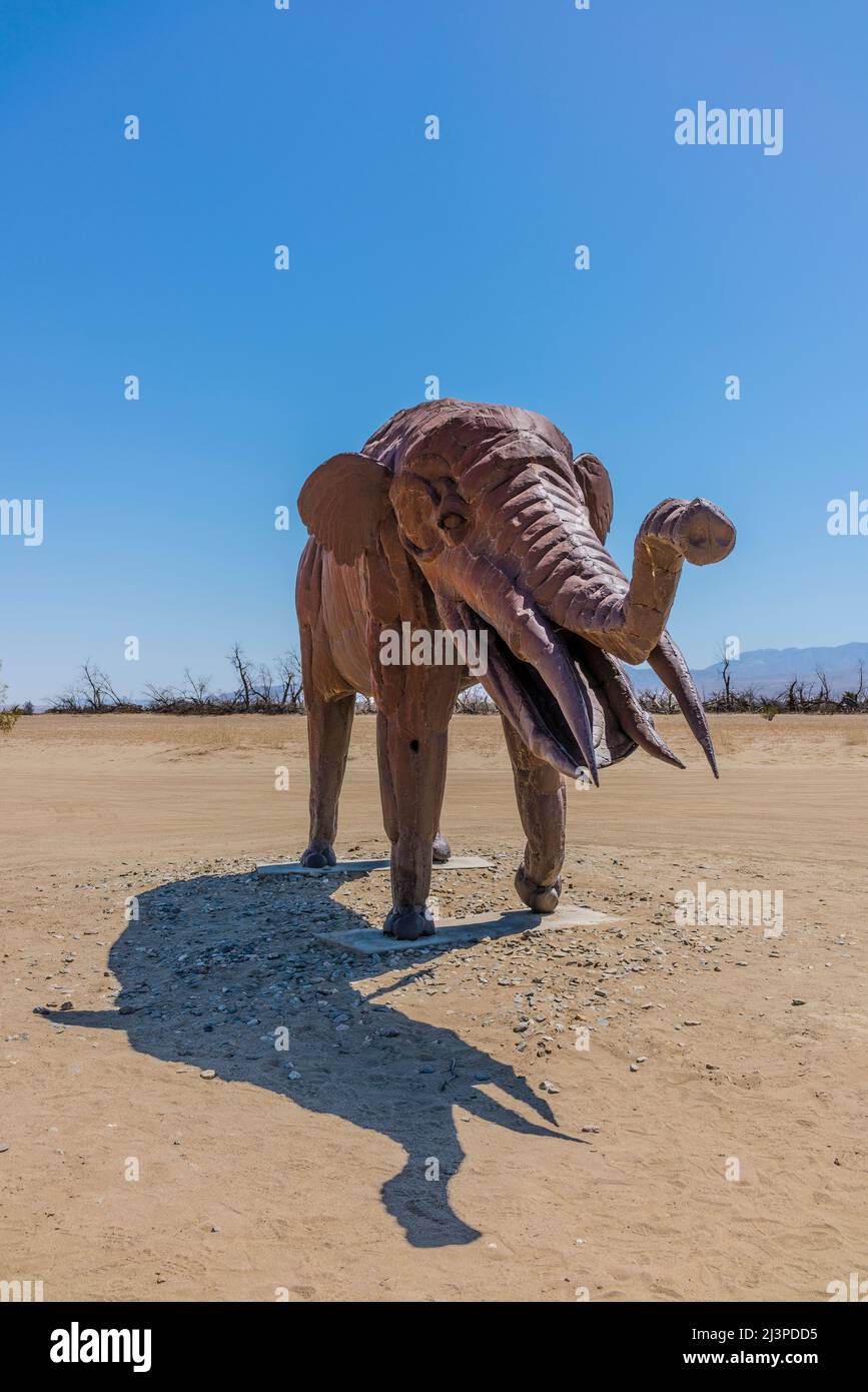 Eine Stahlskulptur einer lebensgroßen Gomphothe (Gomphothe), einem ausgestorbenen Tier, das vor bis zu 9 Millionen Jahren in der Wüste Anza-Borrego im Süden lebte Stockfoto