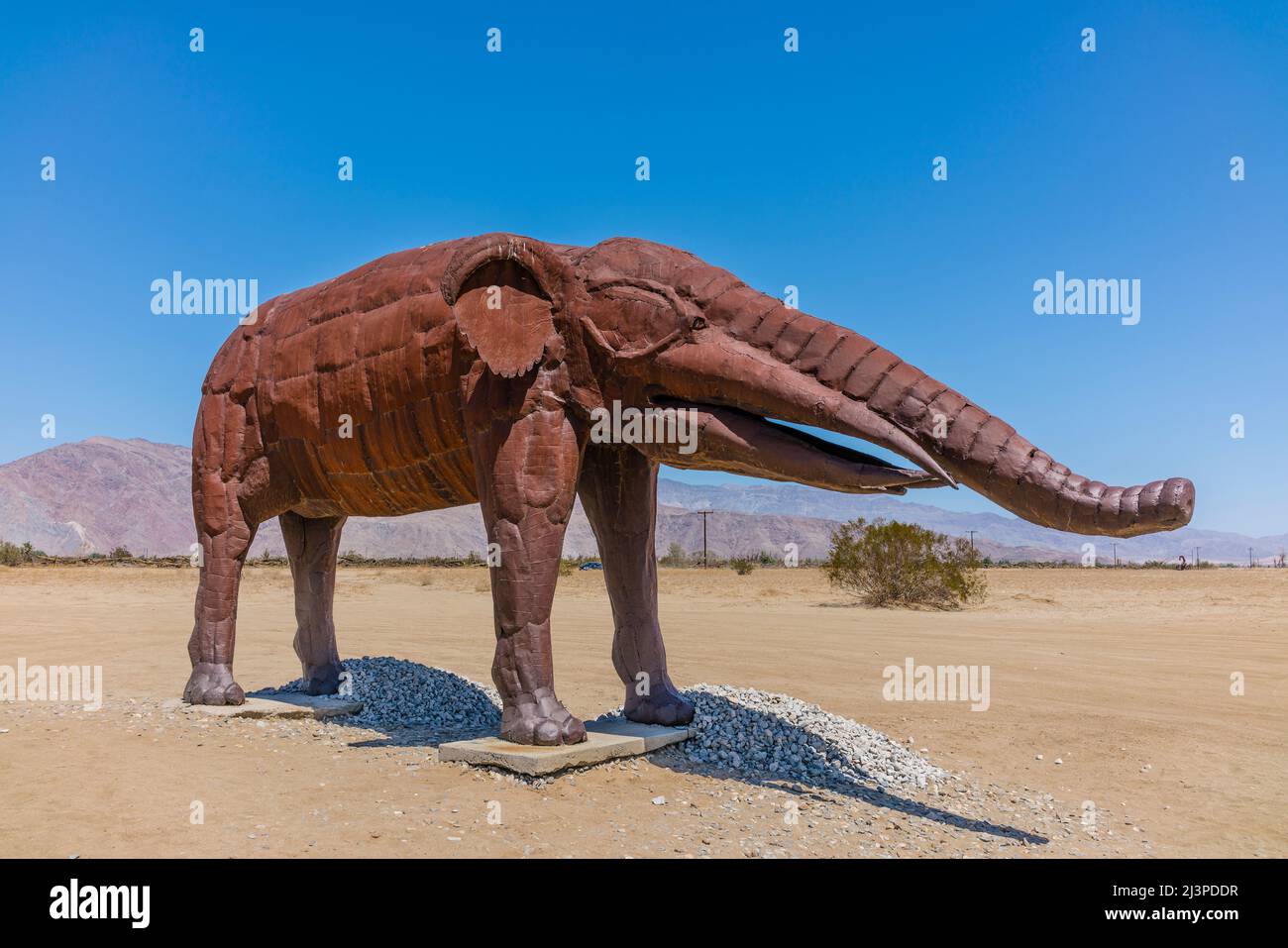 Eine Stahlskulptur einer lebensgroßen Gomphothe (Gomphothe), einem ausgestorbenen Tier, das vor bis zu 9 Millionen Jahren in der Wüste Anza-Borrego im Süden lebte Stockfoto