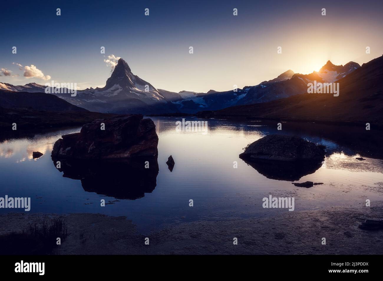 Tolles Panorama mit dem berühmten Matterhorn-Gipfel im Alpental. Beliebte Touristenattraktion. Dramatische und malerische Szene. Ort Ort Schweizer alpen, S Stockfoto