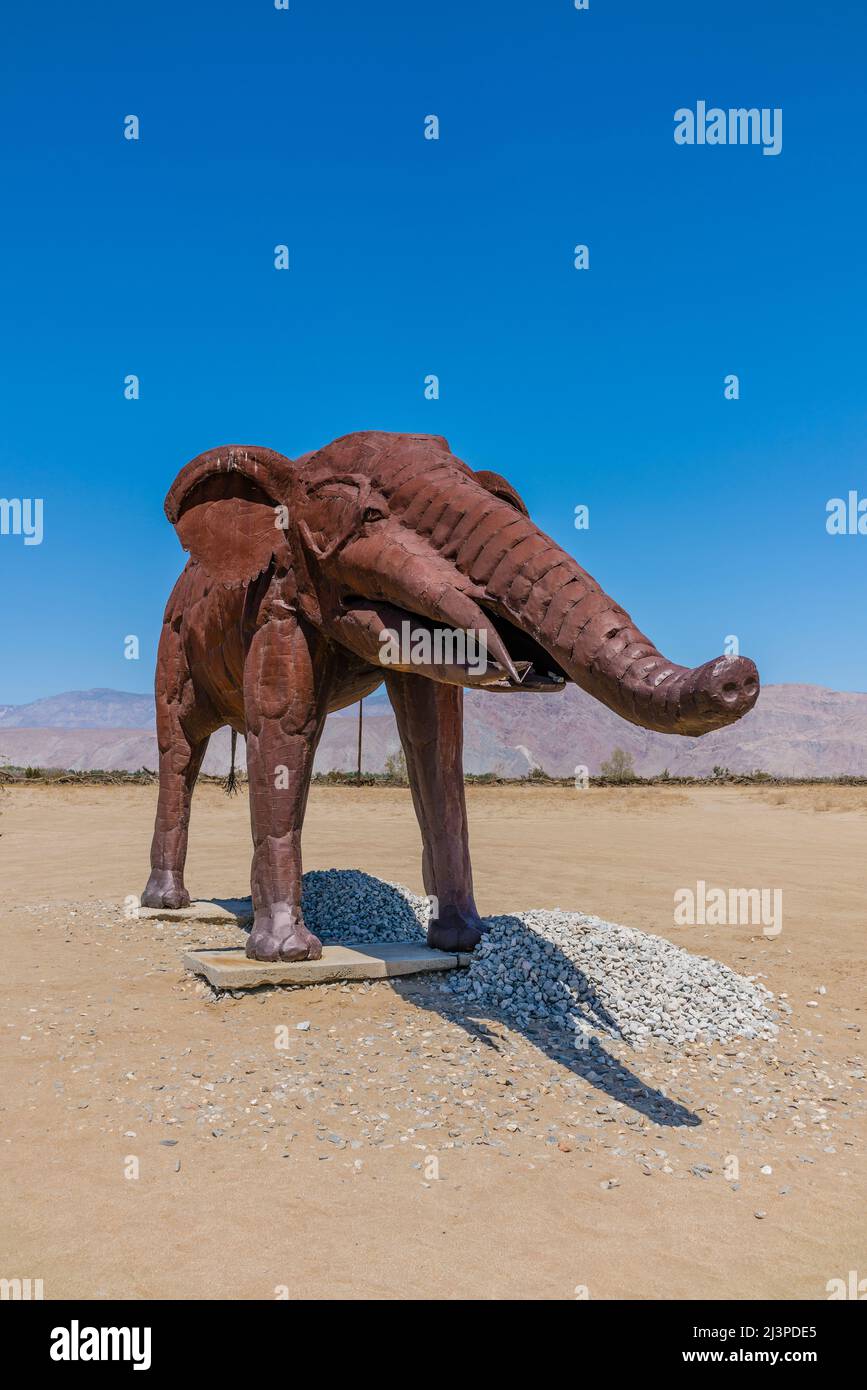 Eine Stahlskulptur einer lebensgroßen Gomphothe (Gomphothe), einem ausgestorbenen Tier, das vor bis zu 9 Millionen Jahren in der Wüste Anza-Borrego im Süden lebte Stockfoto