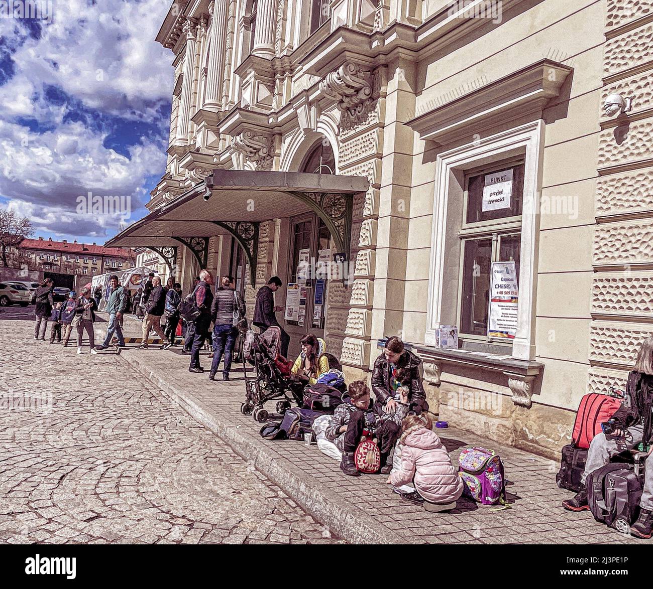 Przemysl, Polen. 8. April 2022. Ukrainische Flüchtlinge, die am Morgen des 8. April 2022 am Bahnhof Przemysl, Polen, am wunderschönen, blau-weißen Himmel ankommen und warten (Foto: © Amy Katz/ZUMA Press Wire) Stockfoto