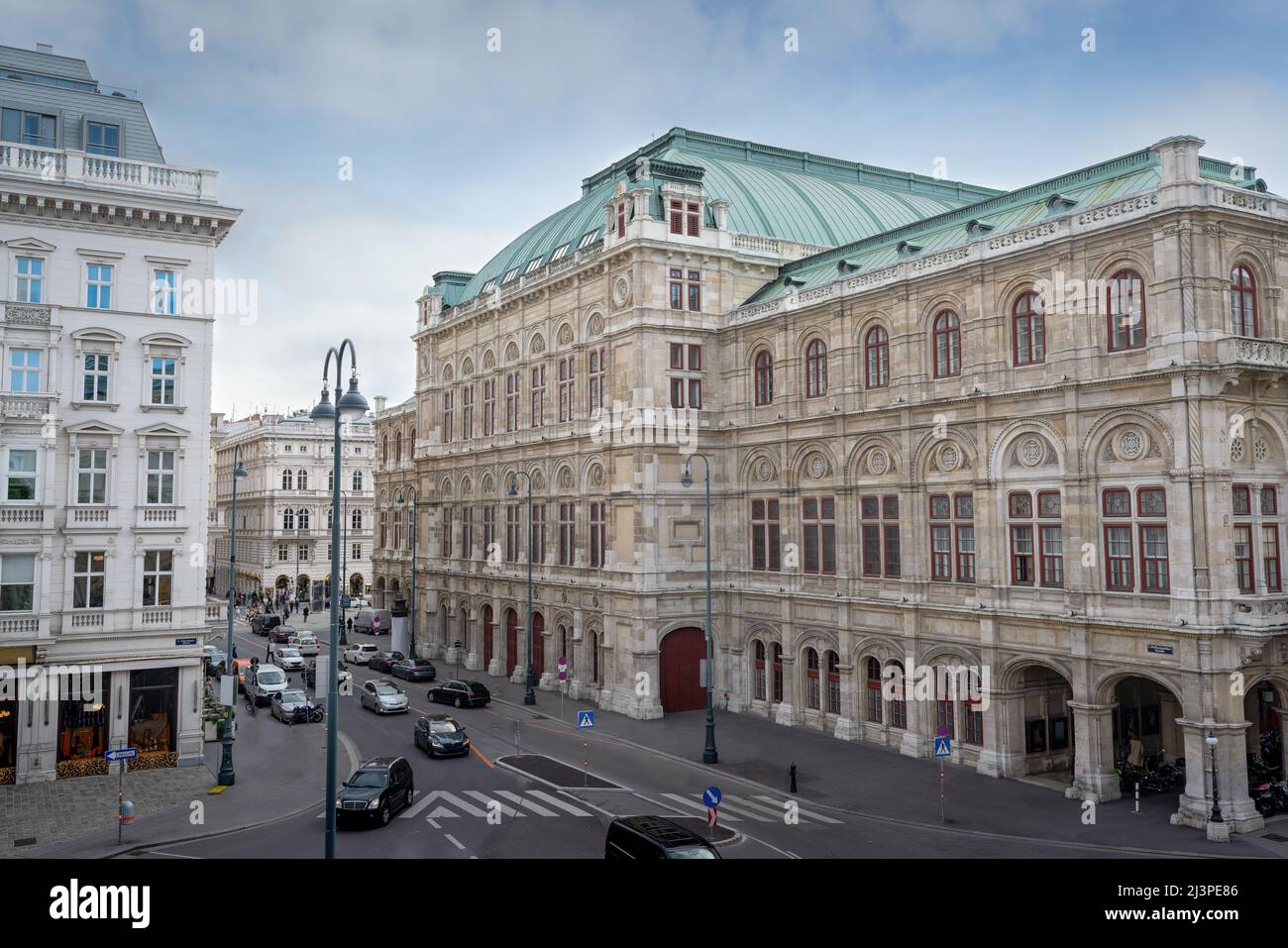 Wiener Staatsoper und Albertinaplatz - Wien, Österreich Stockfoto
