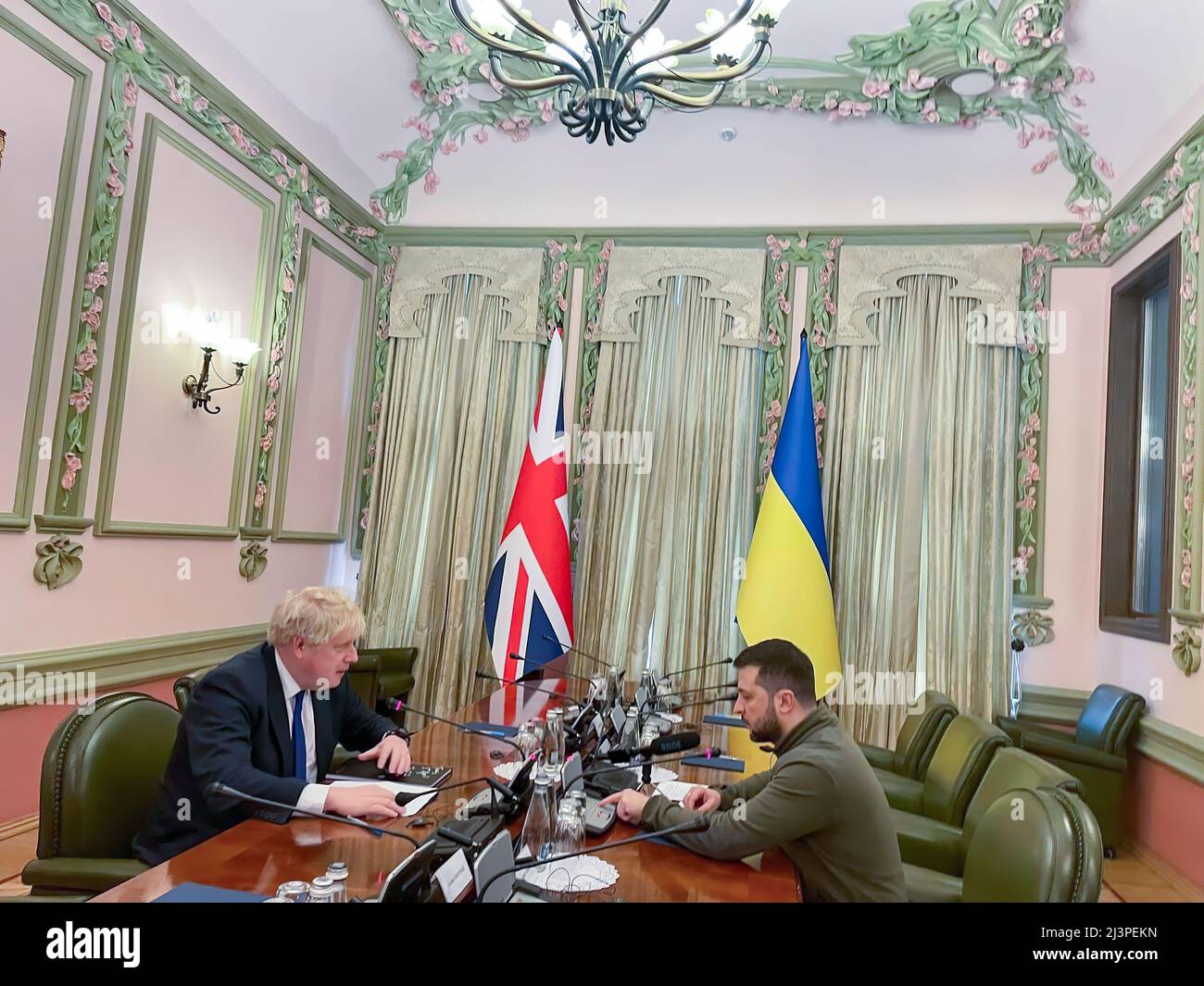 Der britische Premierminister Boris Johnson besucht Kiew, Ukraine, zu einem Treffen mit dem ukrainischen Präsidenten Wolodymyr Zelensky. FOTO: Andrij Sybiha - das Präsidentenamt der Ukraine/HO Stockfoto