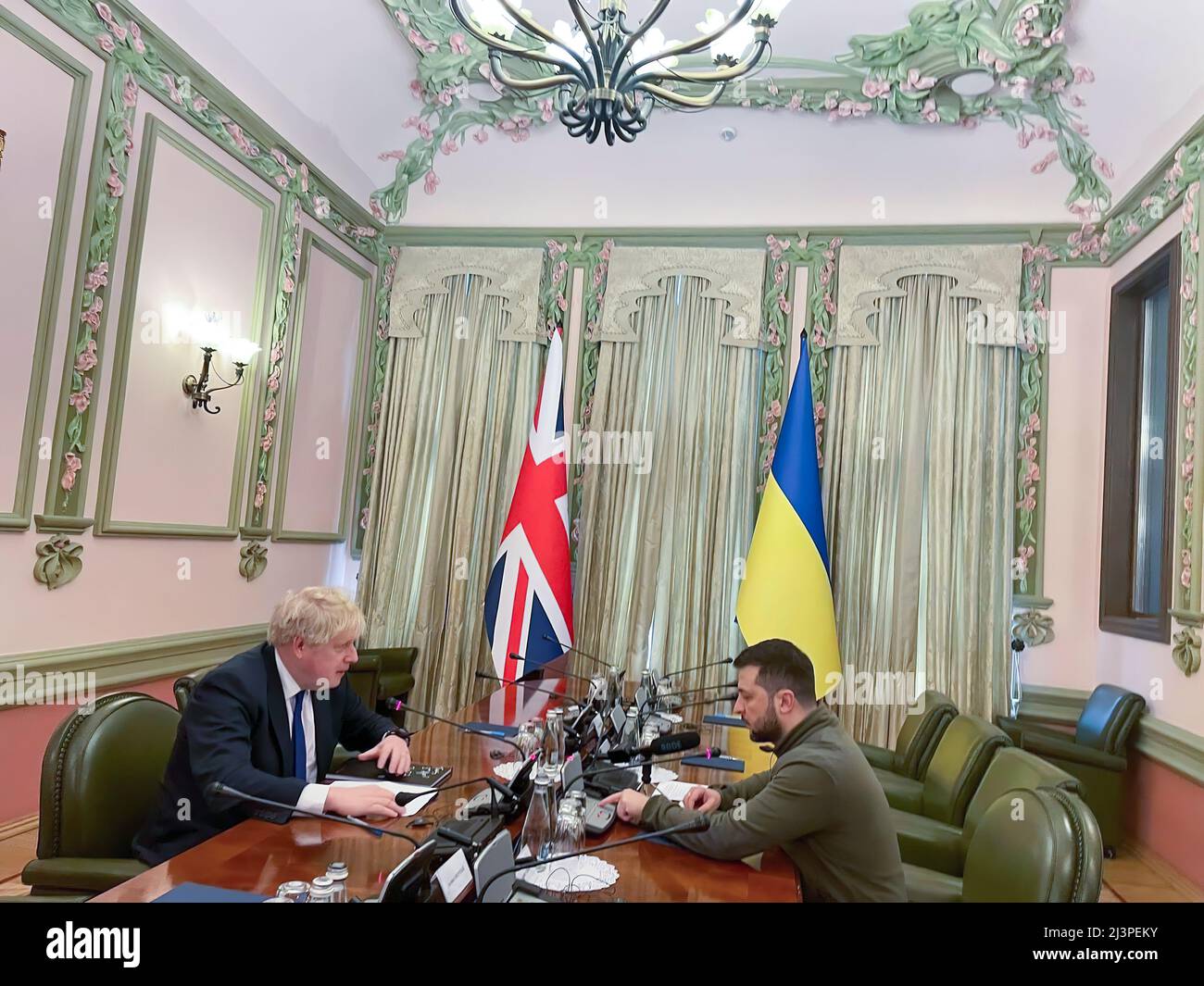 Der britische Premierminister Boris Johnson besucht Kiew, Ukraine, zu einem Treffen mit dem ukrainischen Präsidenten Wolodymyr Zelensky. FOTO: Andrij Sybiha - das Präsidentenamt der Ukraine/HO Stockfoto