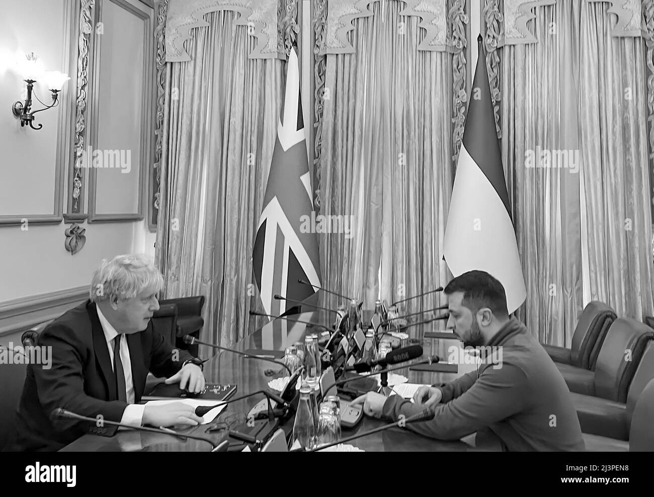 Der britische Premierminister Boris Johnson besucht Kiew, Ukraine, zu einem Treffen mit dem ukrainischen Präsidenten Wolodymyr Zelensky. FOTO: Andrij Sybiha - das Präsidentenamt der Ukraine/HO Stockfoto