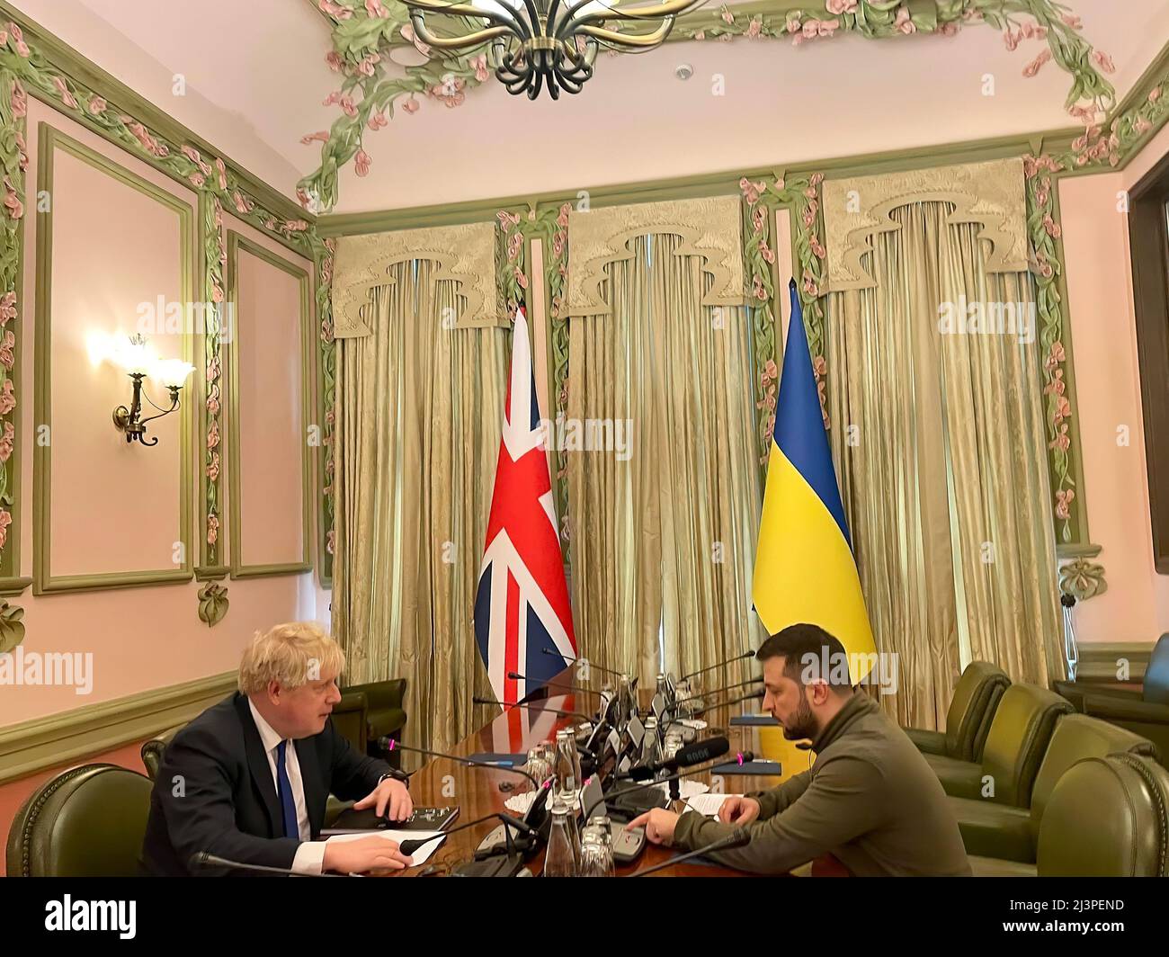 Der britische Premierminister Boris Johnson besucht Kiew, Ukraine, zu einem Treffen mit dem ukrainischen Präsidenten Wolodymyr Zelensky. FOTO: Andrij Sybiha - das Präsidentenamt der Ukraine/HO Stockfoto