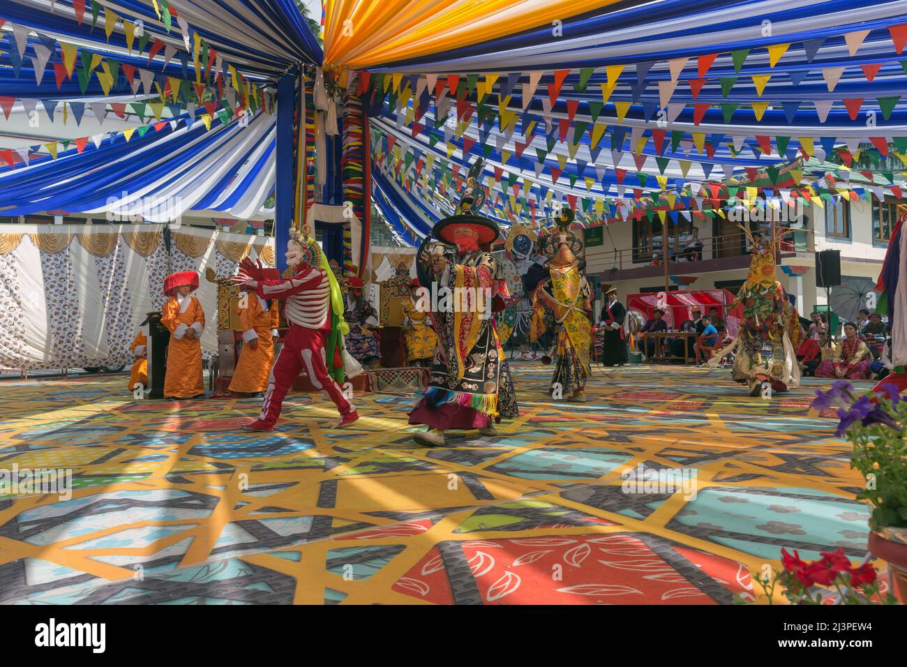 Dharamshala, Himachal Pradesh, Indien. 9. April 2022. Exiltibeter Künstler, die am Samstag im Tibetan Institute of Performing Arts in Mcleodganj, Dharamshala, ein kulturelles Tanz- und Opernfestival namens „Hoton“ während des Shoton Festivals 25. aufführen. Das einwöchige Festival hat seinen Ursprung in Tibet, wo die Menschen während des Festivals ein Picknick machten und frischen Joghurt genossen. (Bild: © Shailesh Bhatnagar/Pacific Press via ZUMA Press Wire) Stockfoto