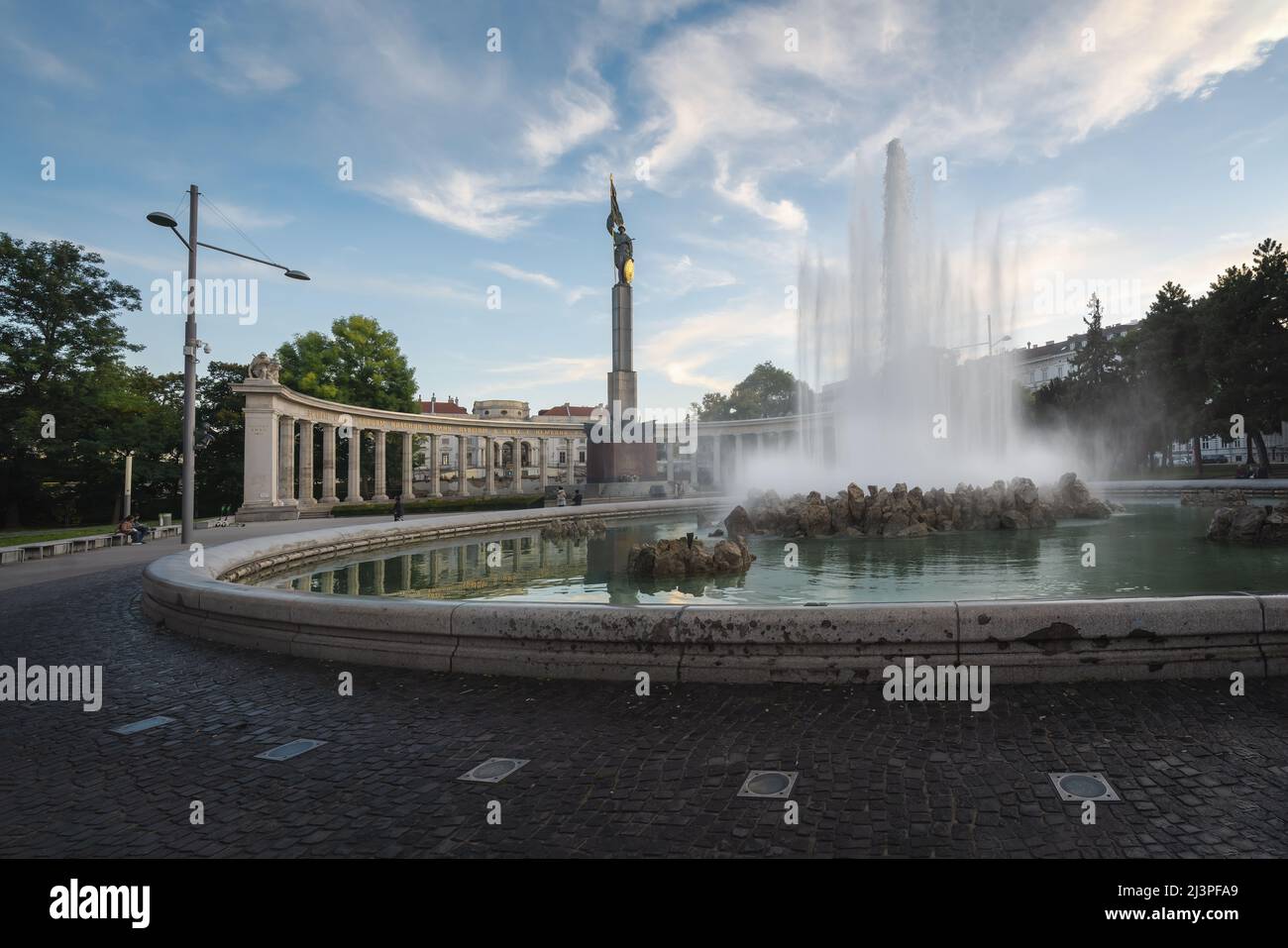 Hochstrahlbrunnen und sowjetisches Kriegsdenkmal - entworfen von S.G. Jakowlew und im Jahr 1945 enthüllt - Wien, Österreich Stockfoto