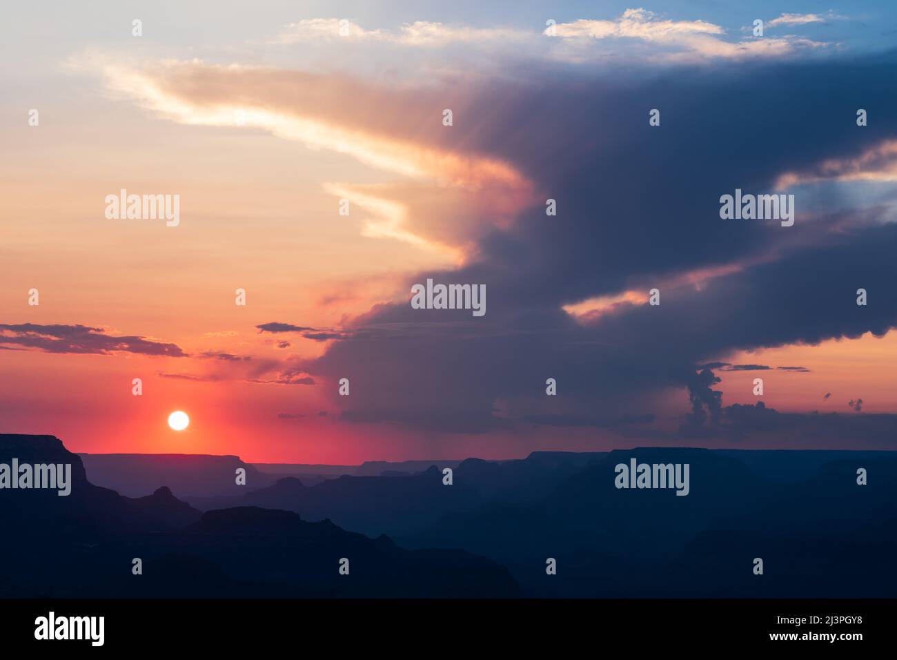 Sonnenuntergang über dem Grand Canyon vom Südrand im Grand Canyon National Park, Arizona, USA Stockfoto