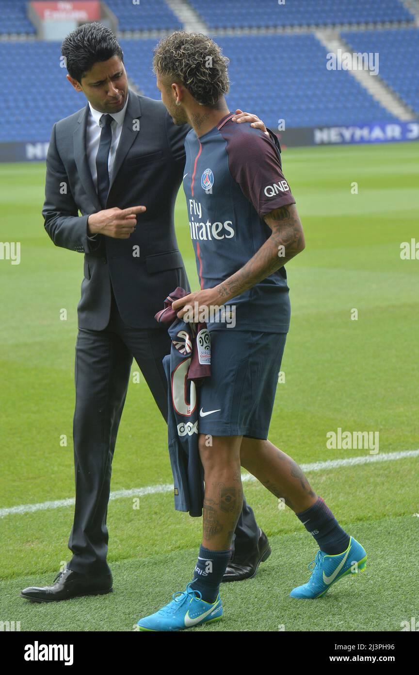 Neymar unterschreibt als neuer Spieler vom FC Barcelona nach Paris Saint Germain mit dem Präsidenten der PSG Nasser Al-Khelaifi Stockfoto