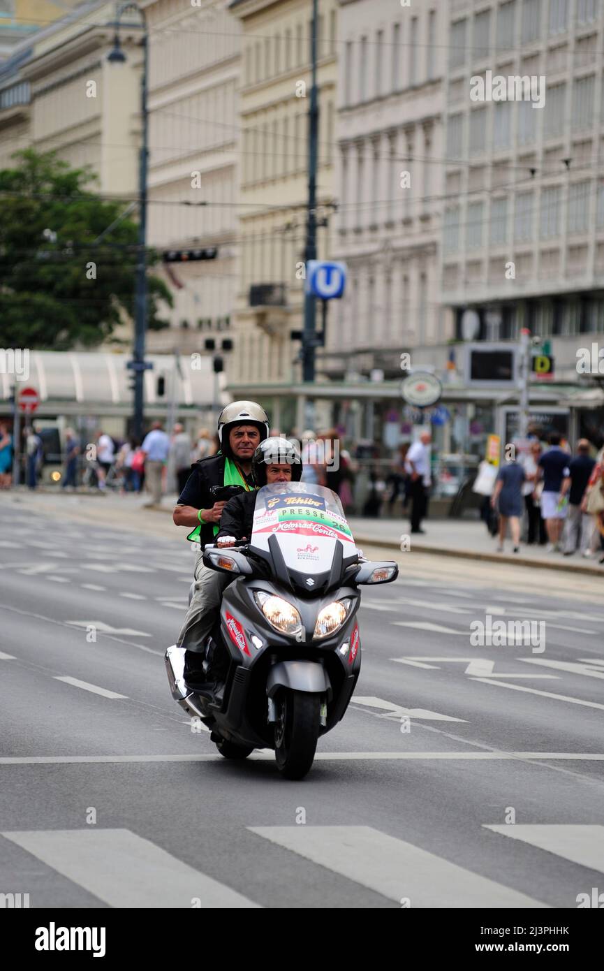 Wien, Österreich. 13.. Juli 2014. Österreich Radtour, letzte Etappe in Wien. Ein Presseteam begleitet die Tou auf dem Motorrad Stockfoto