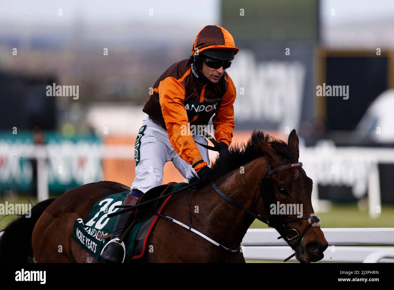 Aintree Racecourse. 9. April 2022. Aintree, Merseyside, England: Grand National Festival, Tag 3: Sam Waley-Cohen auf Noble Yeats überquert die Ziellinie, um den Randox Grand National 2022 zu gewinnen. Kredit: Aktion Plus Sport/Alamy Live Nachrichten Stockfoto