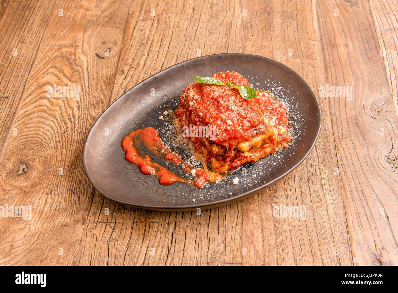 Auberginen Parmigiana, auch bekannt als Auberginen Parmigiana oder einfach Parmigiana, ist ein typisches Gericht aus Sizilien und Süditalien Stockfoto