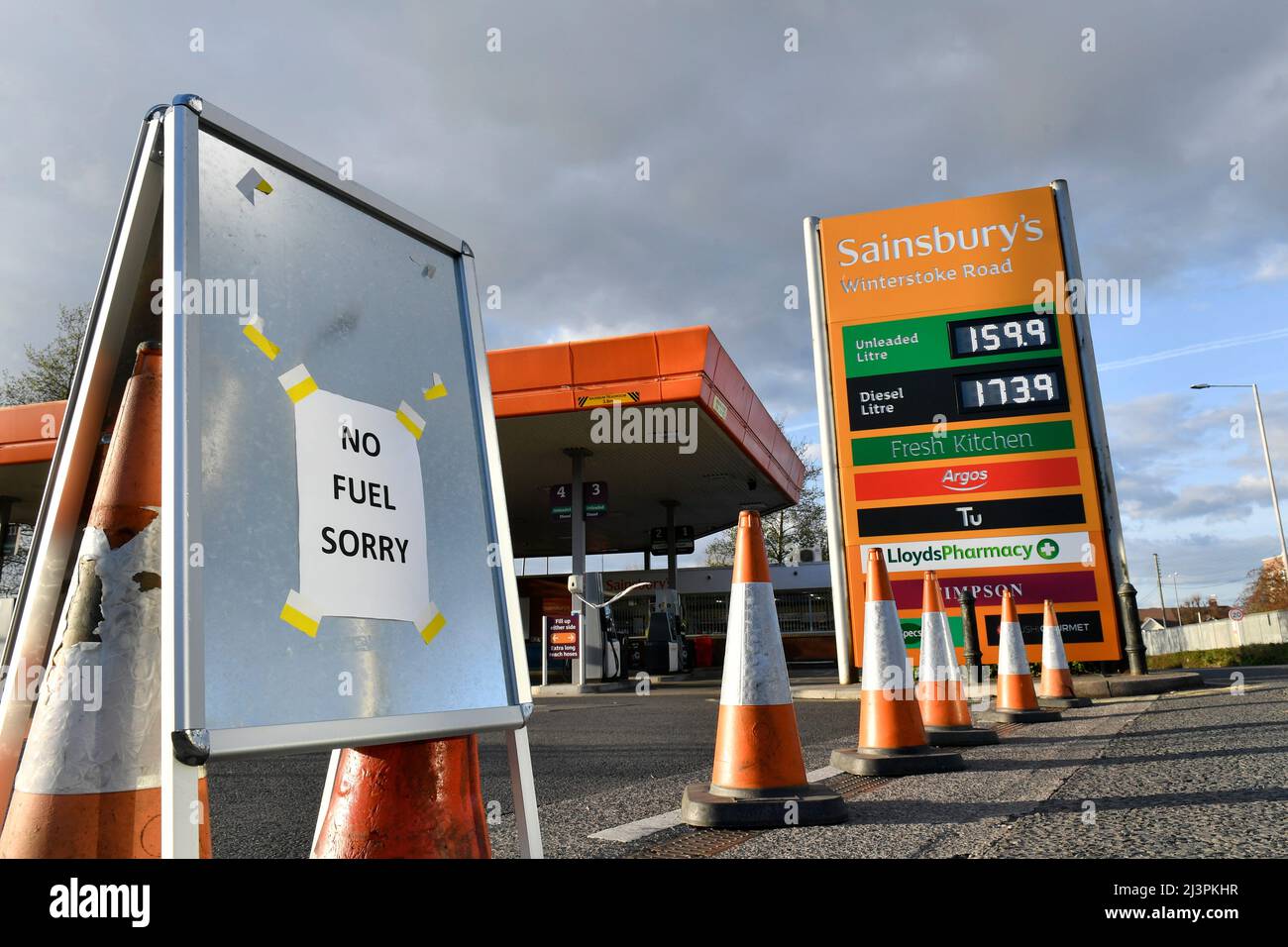 Bristol, Großbritannien. 9.. April 2022. Die Sainsbury’s Tankstelle an der Winterstoke Road in Bristol hat keinen Kraftstoff mehr und ist mit Kegeln und einem Schild, das den Eingang blockiert, geschlossen. Bildnachweis: Graham Hunt/Alamy Live News Stockfoto