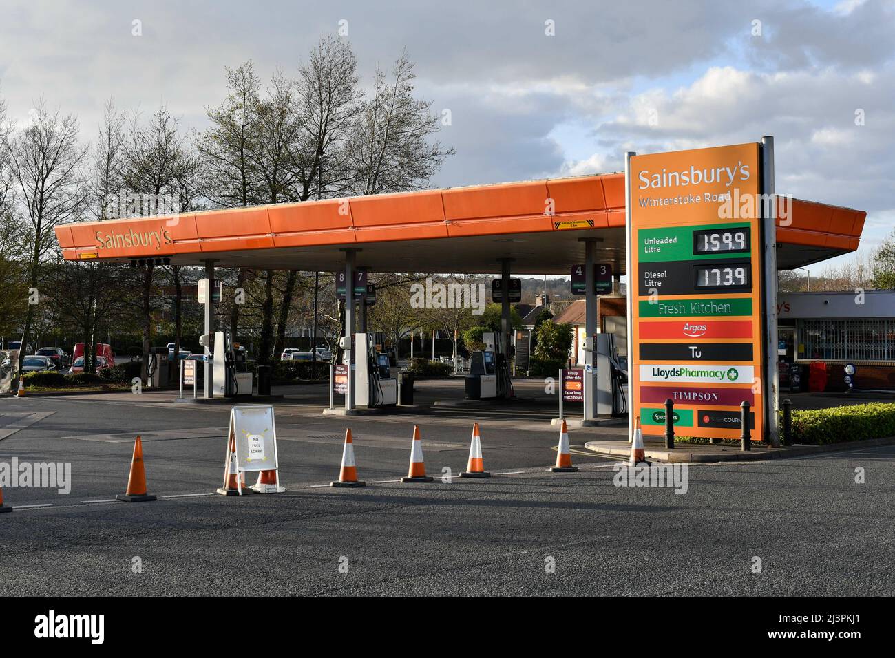 Bristol, Großbritannien. 9.. April 2022. Die Sainsbury’s Tankstelle an der Winterstoke Road in Bristol hat keinen Kraftstoff mehr und ist mit Kegeln und einem Schild, das den Eingang blockiert, geschlossen. Bildnachweis: Graham Hunt/Alamy Live News Stockfoto