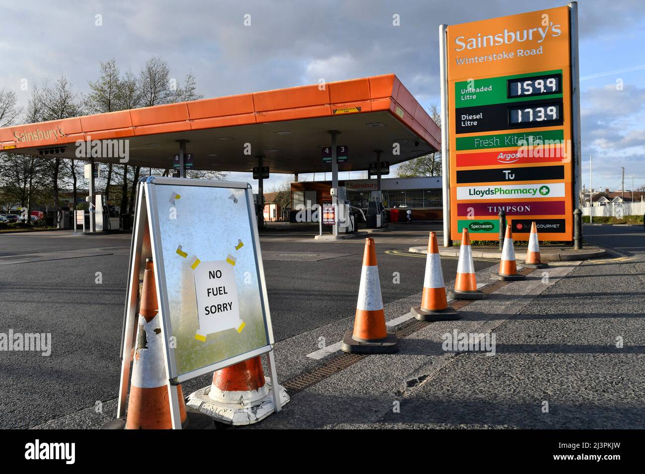 Bristol, Großbritannien. 9.. April 2022. Die Sainsbury’s Tankstelle an der Winterstoke Road in Bristol hat keinen Kraftstoff mehr und ist mit Kegeln und einem Schild, das den Eingang blockiert, geschlossen. Bildnachweis: Graham Hunt/Alamy Live News Stockfoto