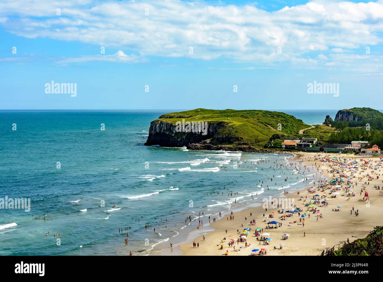 Überfüllter Strand an einem schönen sonnigen Tag im Sommer der Stadt Torres an der Küste des brasilianischen Bundesstaates Rio Grande do Sul Stockfoto