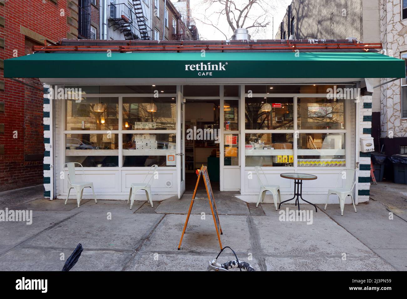 [Historisches Schaufenster] Rethink Cafe, 154 Clinton Ave, Brooklyn, NYC Schaufenster Foto eines Pay-what-you-can Restaurants in Clinton Hill. Stockfoto