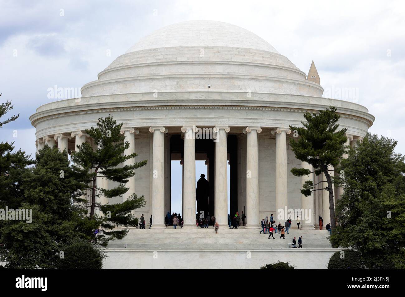 Das Thomas Jefferson Memorial mit dem vermummten Gespenst des Washington Monument, das nach Washington DC guckt. Stockfoto