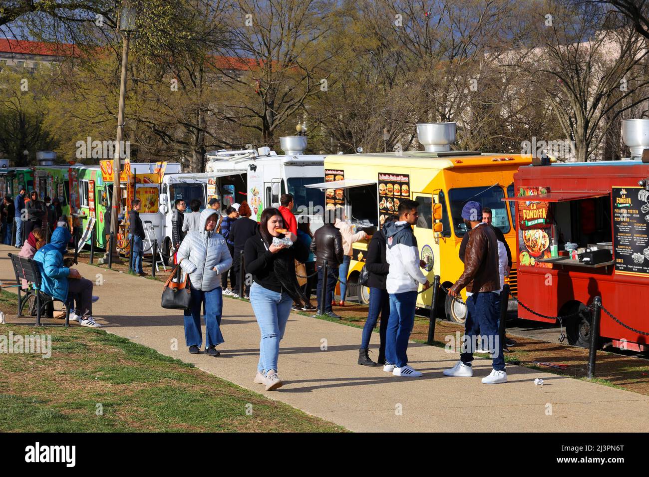 Menschen essen und kaufen Lebensmittel von Dutzenden von Food Trucks entlang der National Mall, 7. St NW, Washington DC gesäumt. Stockfoto