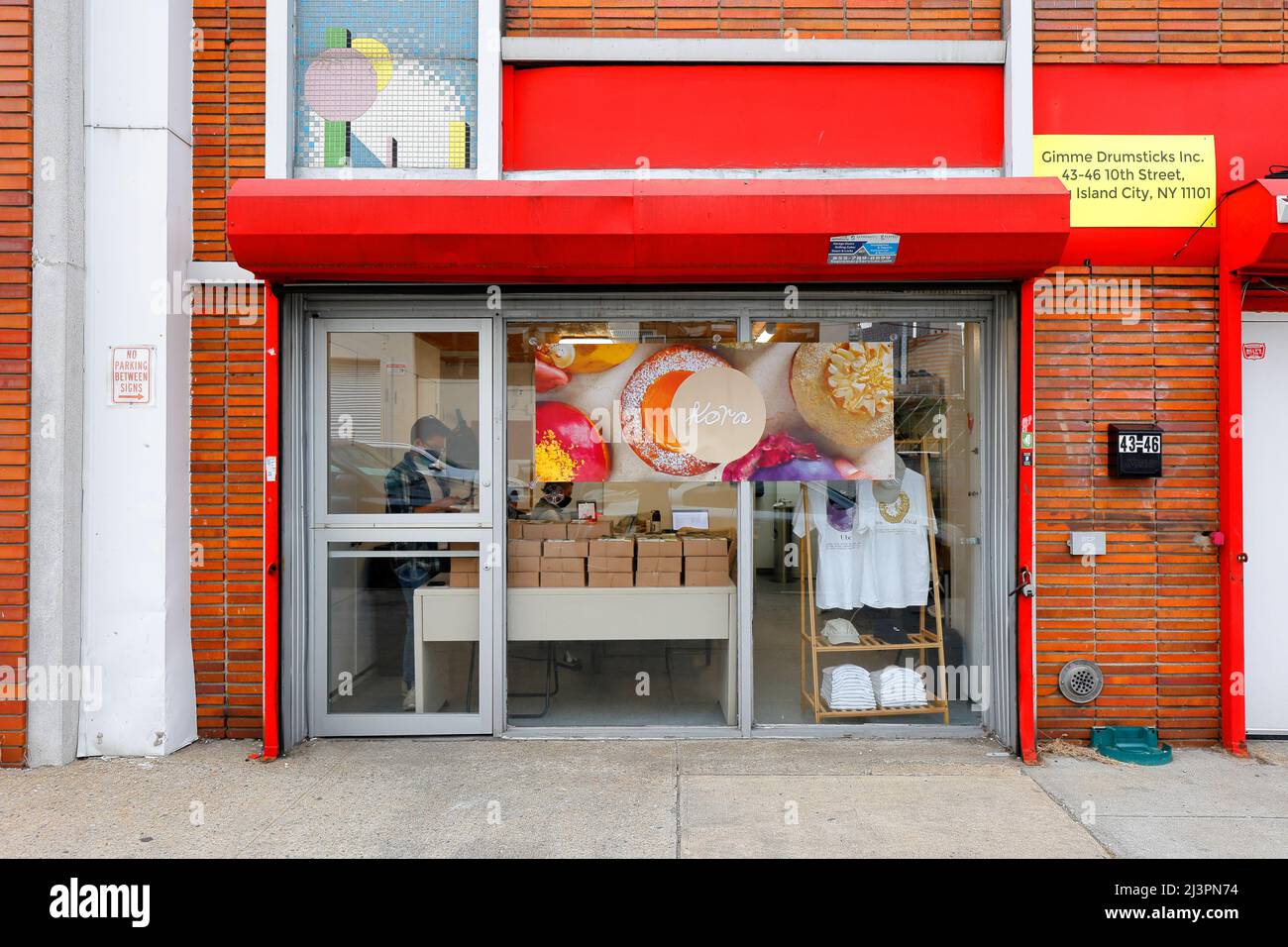 Kora, 43-46 10. St, Queens, New York. NYC Schaufensterfoto einer philippinischen Bäckerei und Gourmet-Donut-Laden im Viertel Long Island City. Stockfoto