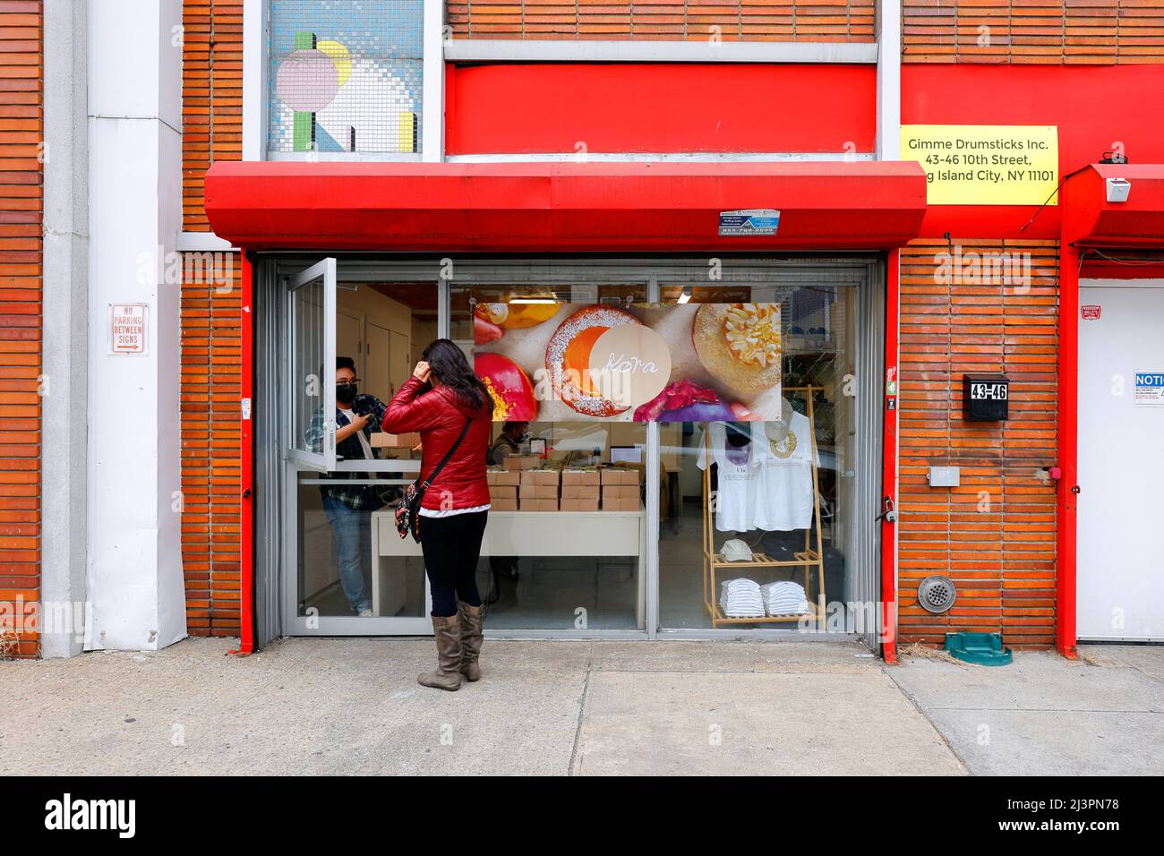 Kora, 43-46 10. St, Queens, New York. NYC Schaufensterfoto einer philippinischen Bäckerei und Gourmet-Donut-Laden im Viertel Long Island City. Stockfoto